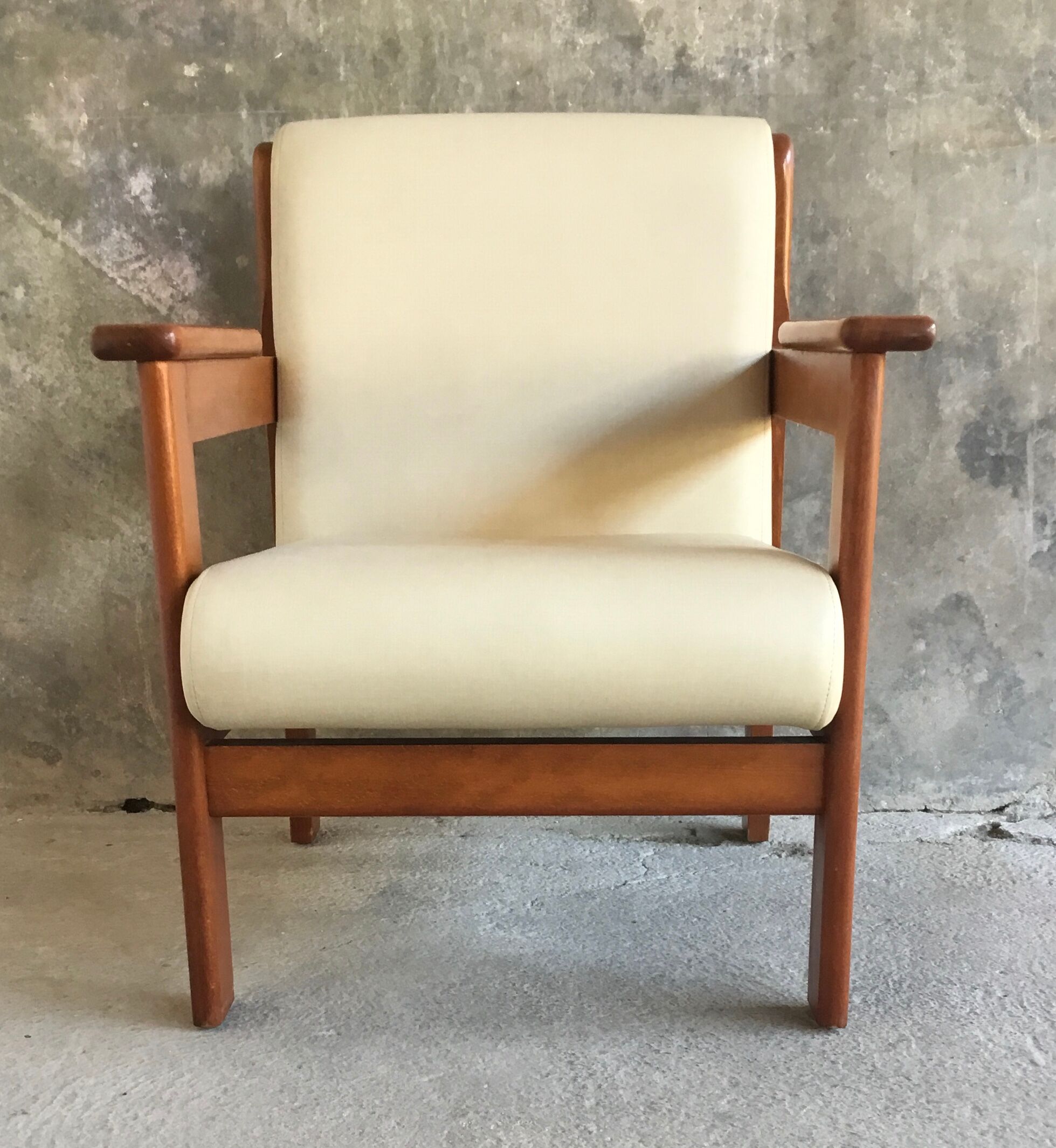 White armchair with armrests - varnished pine structure