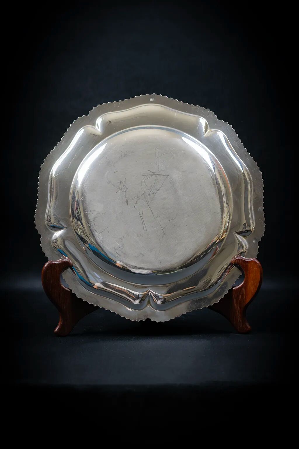 Round silver-plated metal plate with a scalloped edge – frieze of gadroons.