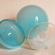 Pot couvert sur pied en opaline de foire vintage
