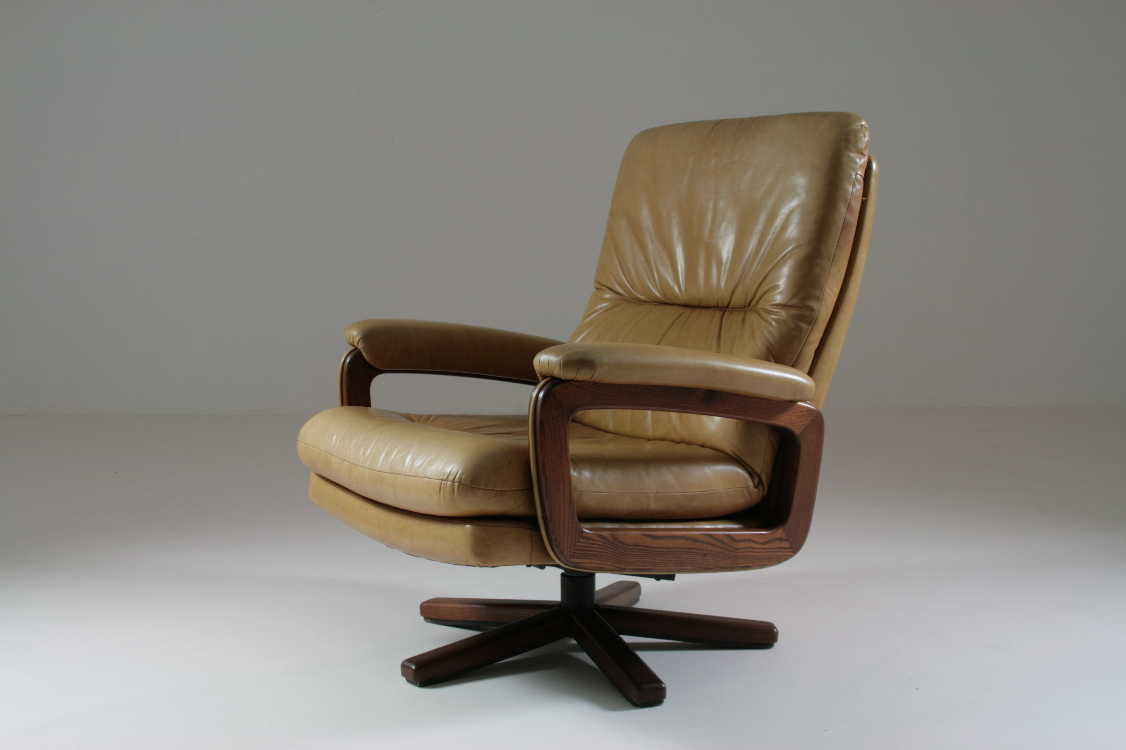 Leather lounge chair by André Vandenbeuck