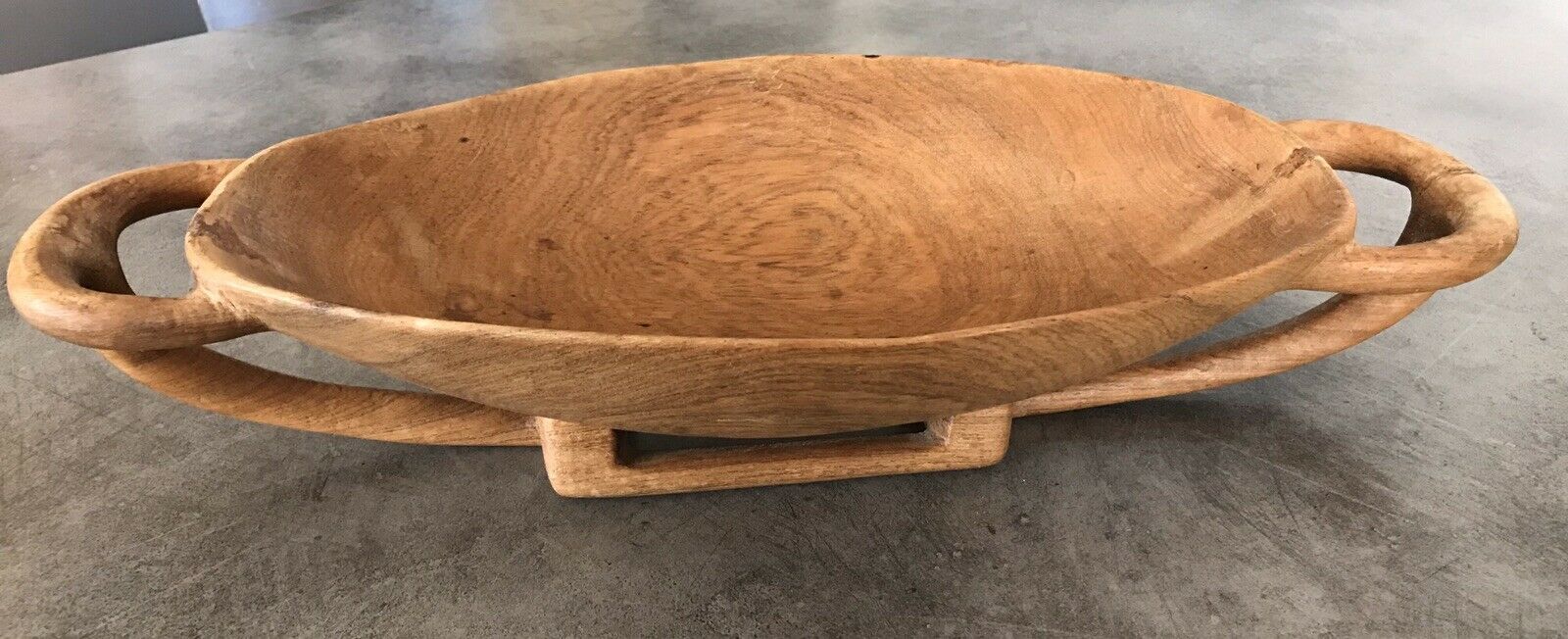 Carved wooden flat-plated - artisanal tribal art African cuisine