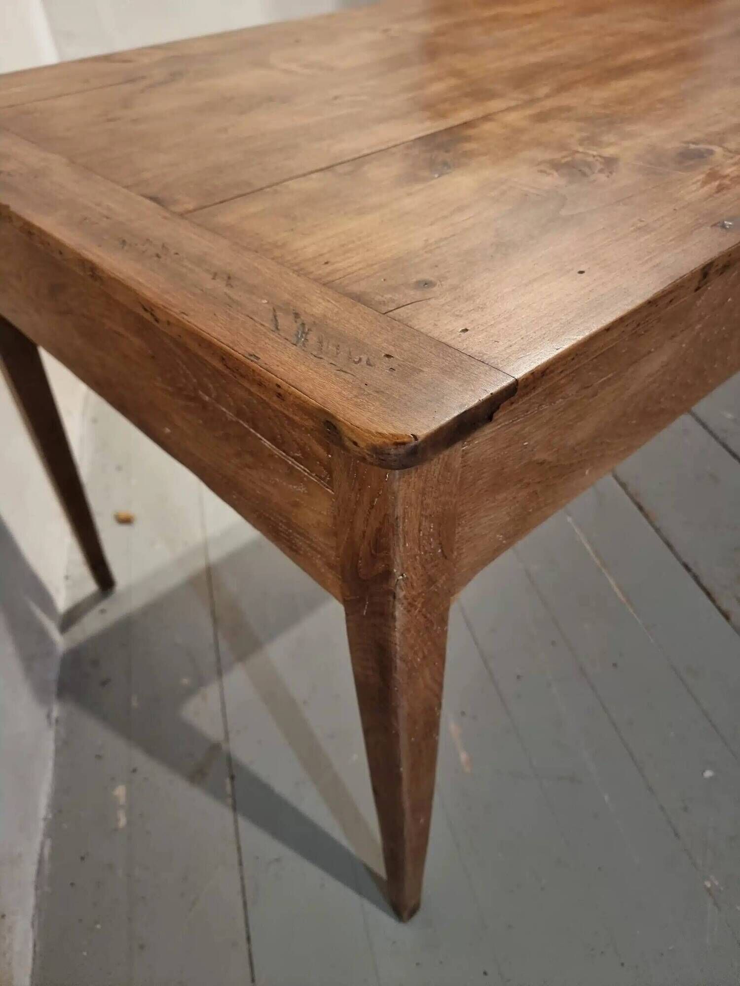 Antique French oak dining table with pine top – 19th century