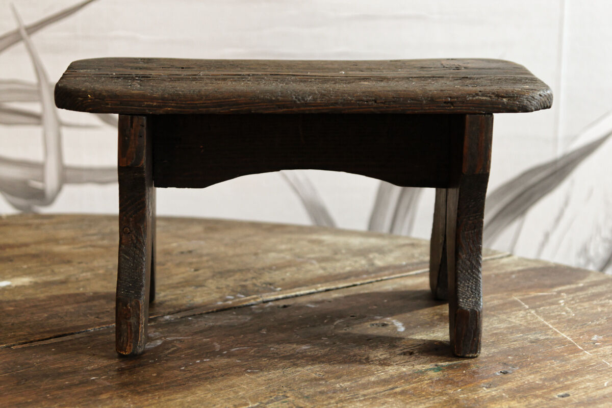 Marche pied en bois brut