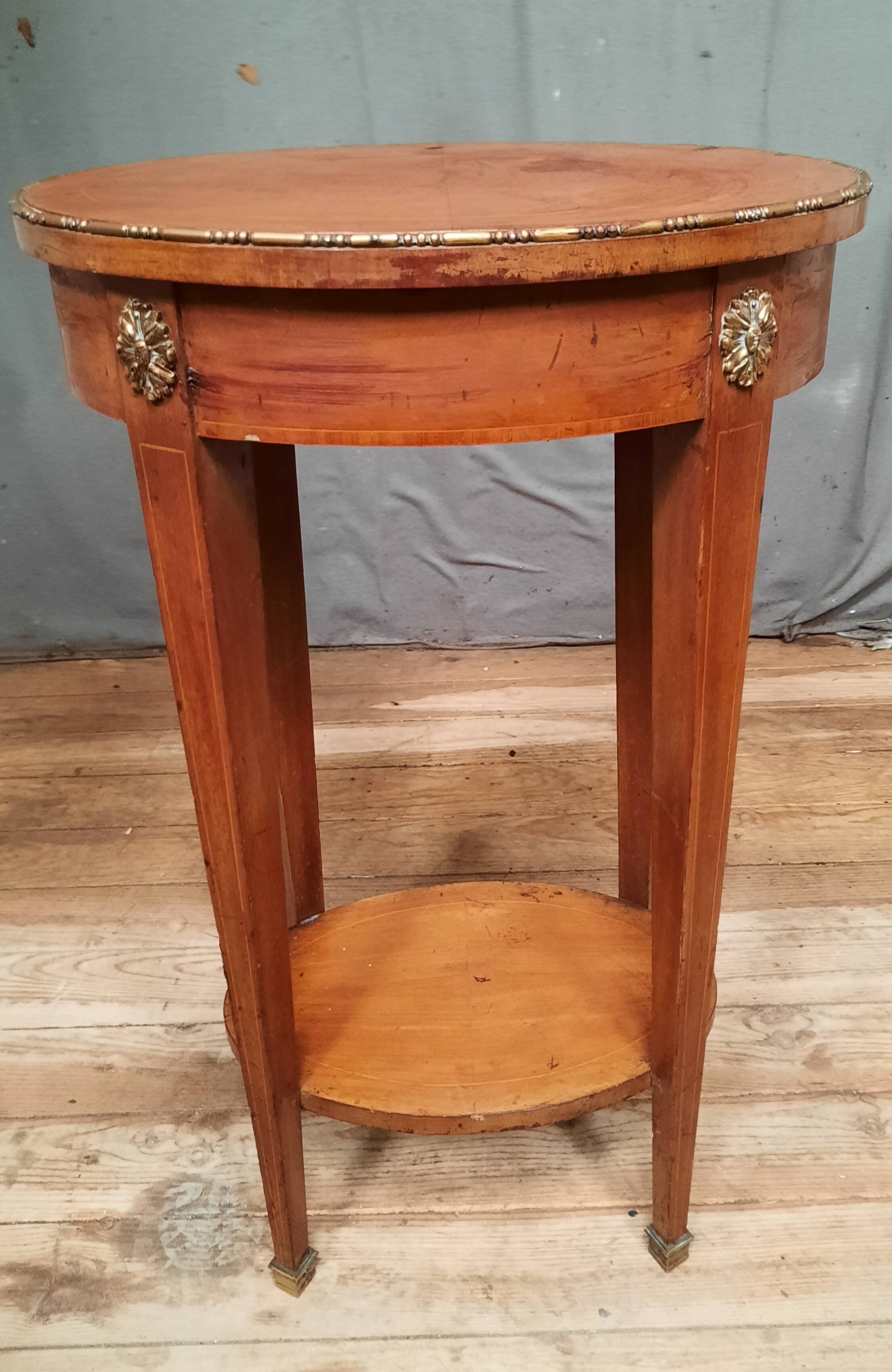 Oval marquette side table