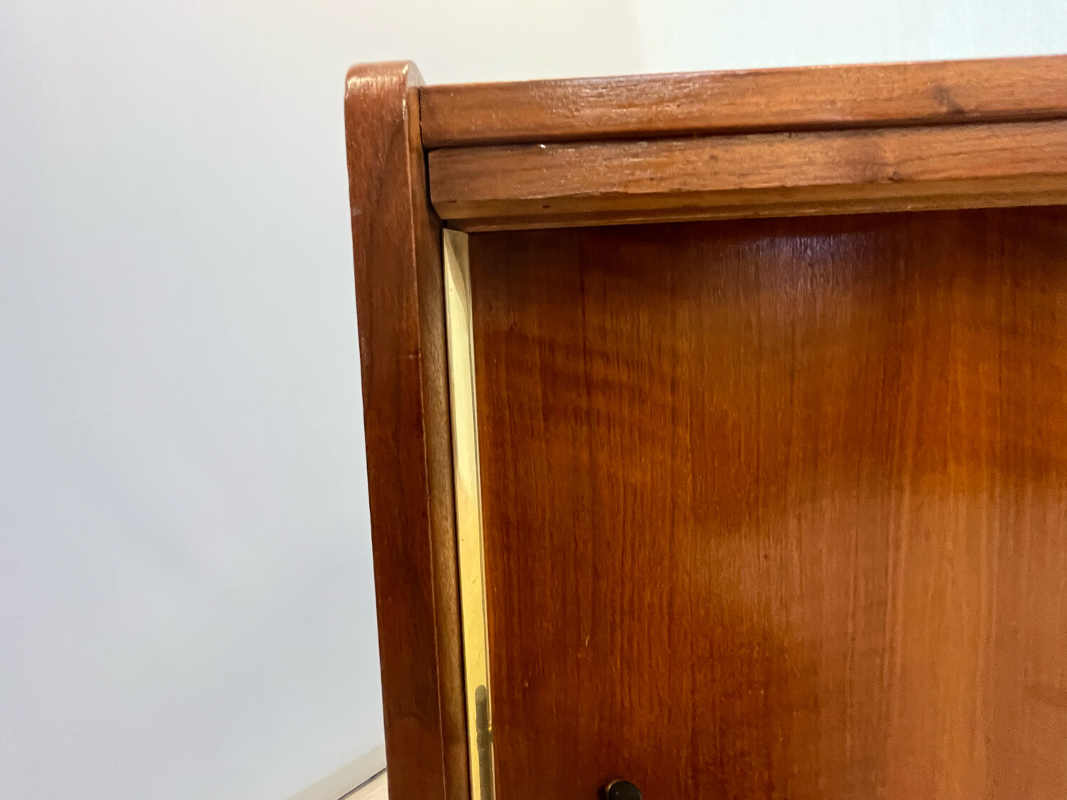 Cabinet with sliding doors