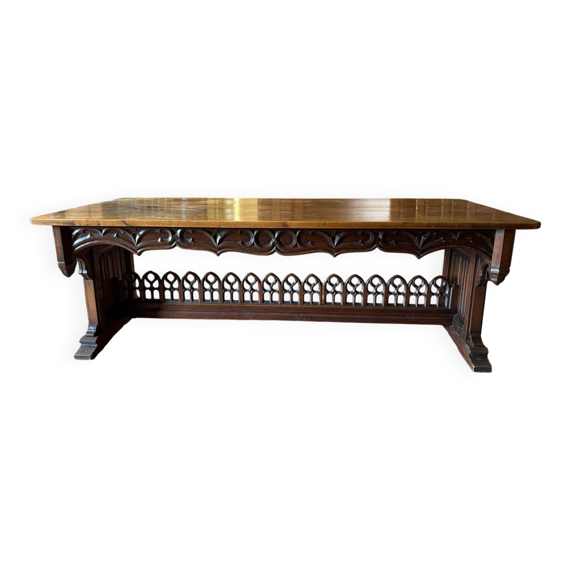 Très grande table en bois sculptée