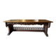 Très grande table en bois sculptée