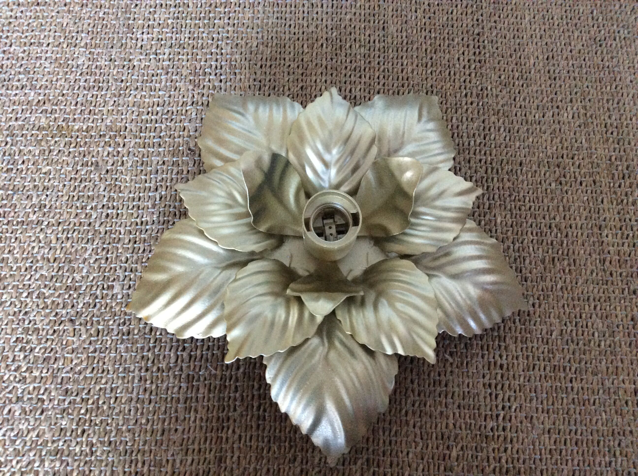 Golden metal flower wall lamp
