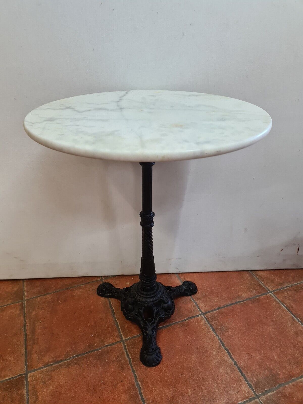 Table in marble and cast iron pedestal table
