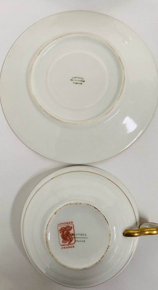 Service à café et thé comportant 25 pièces en porcelaine polychrome. XXe siècle.