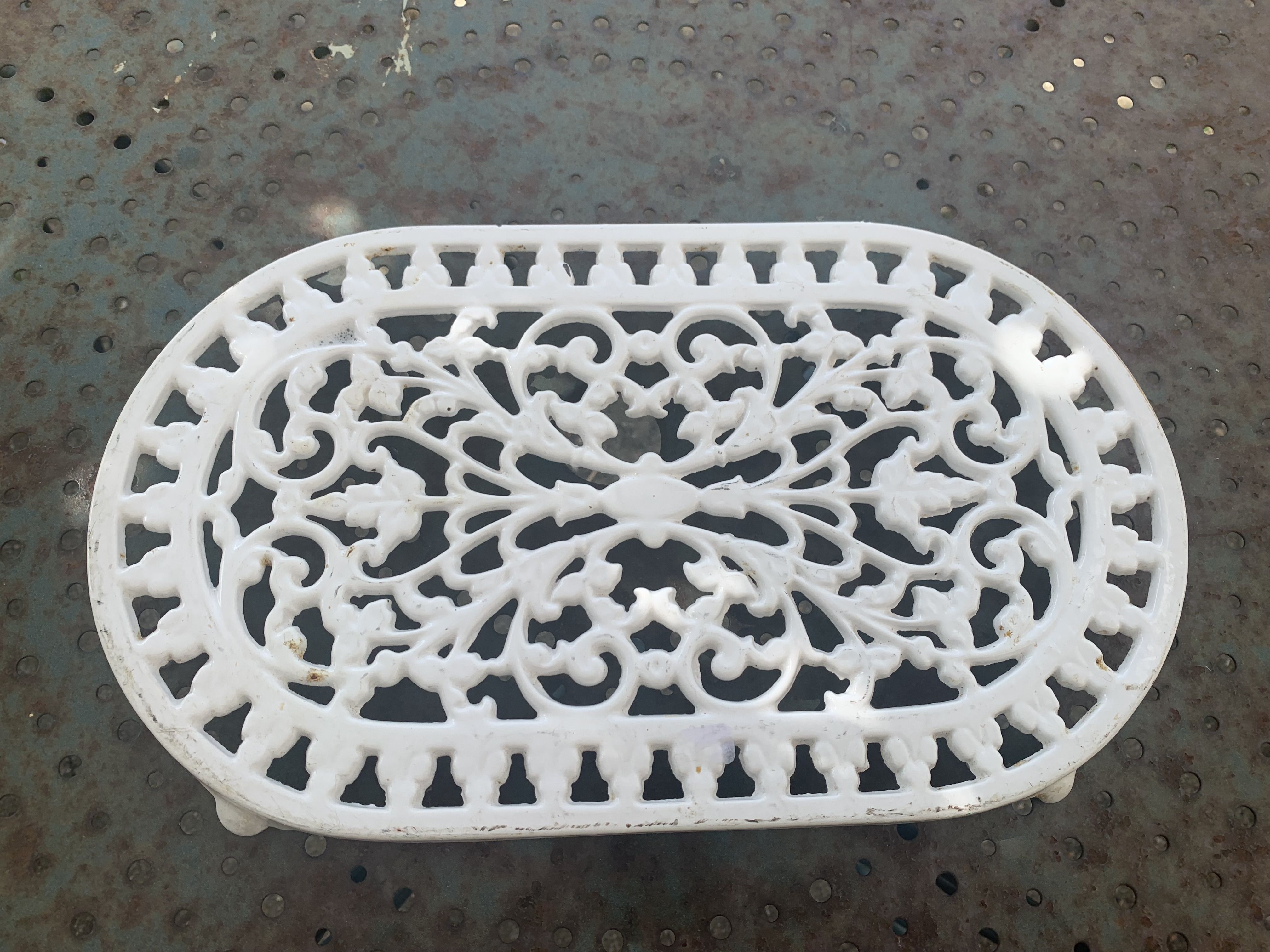Trivety in cast iron