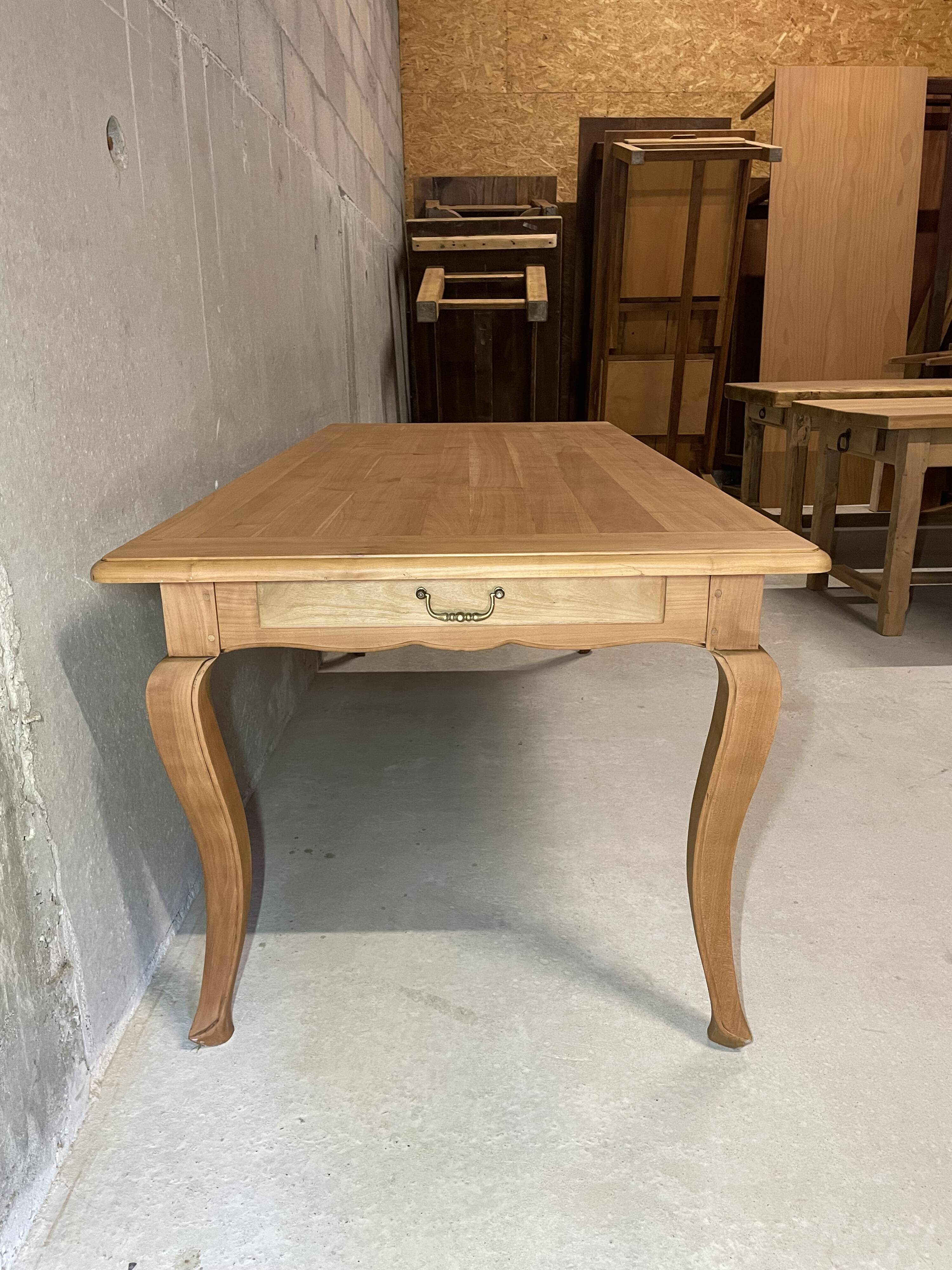 Wooden dining table with curved legs – authentic charm