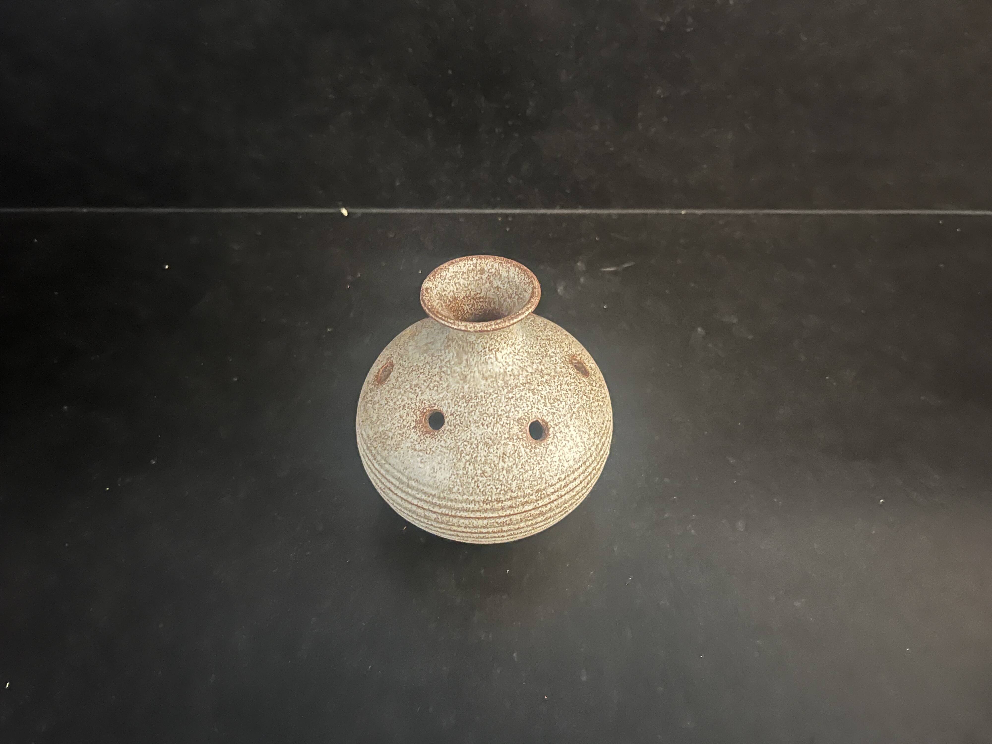 Vase pique-fleurs en grès Vallauris