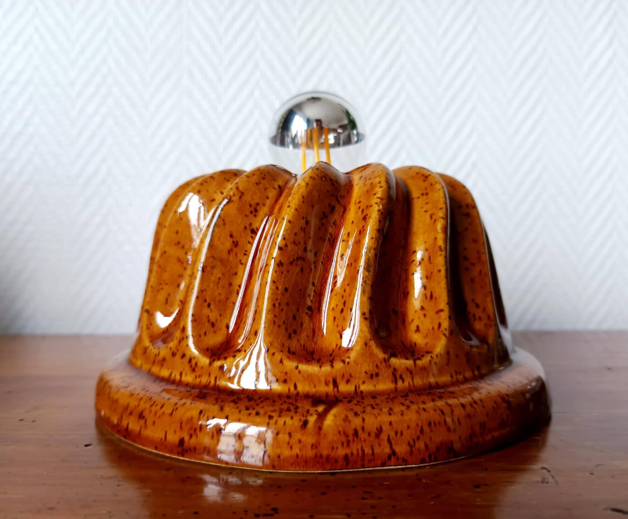 Ceramic cake mold table lamp