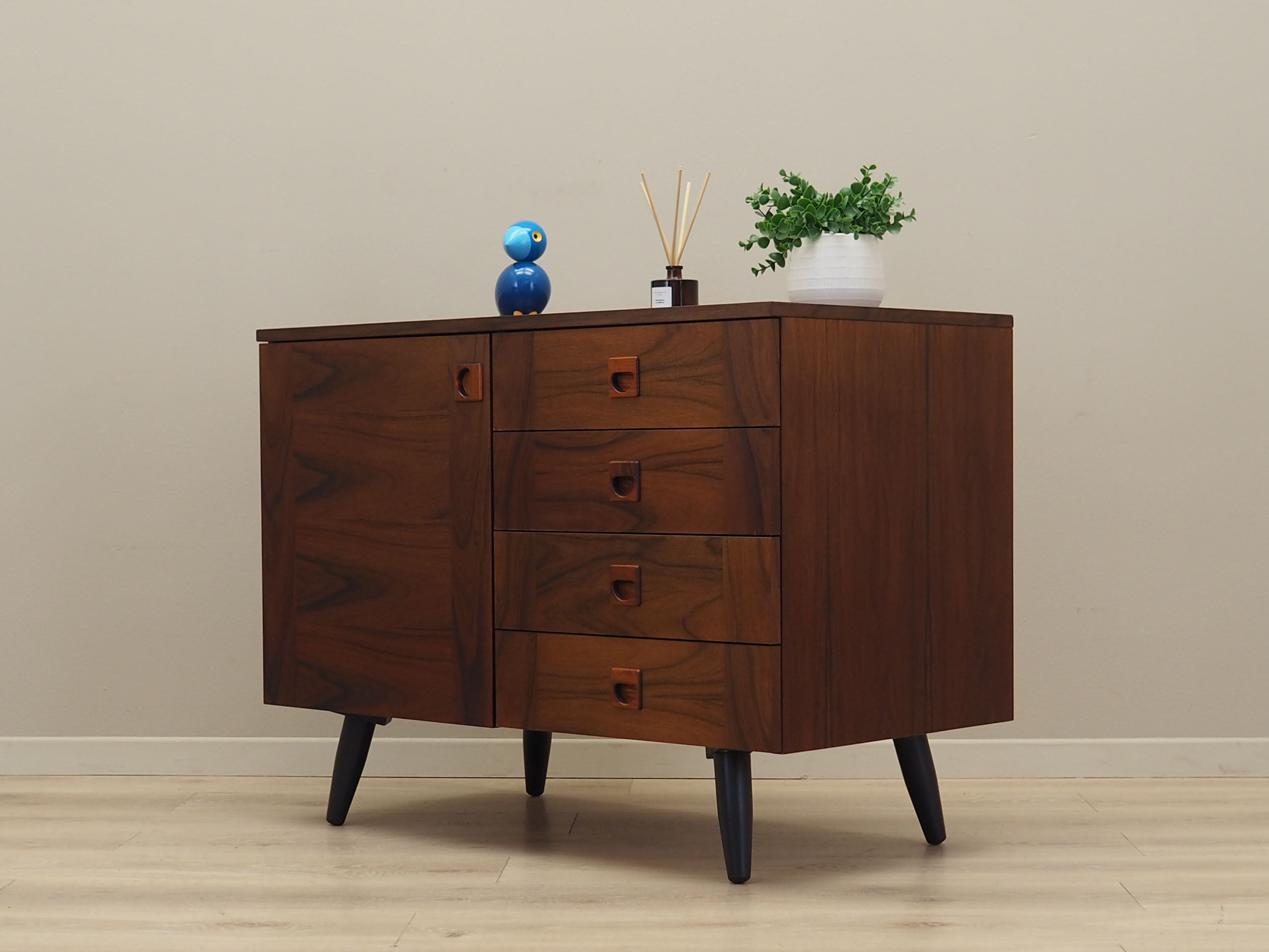 Buffet en noyer, design danois, années 1970, production: Danemark