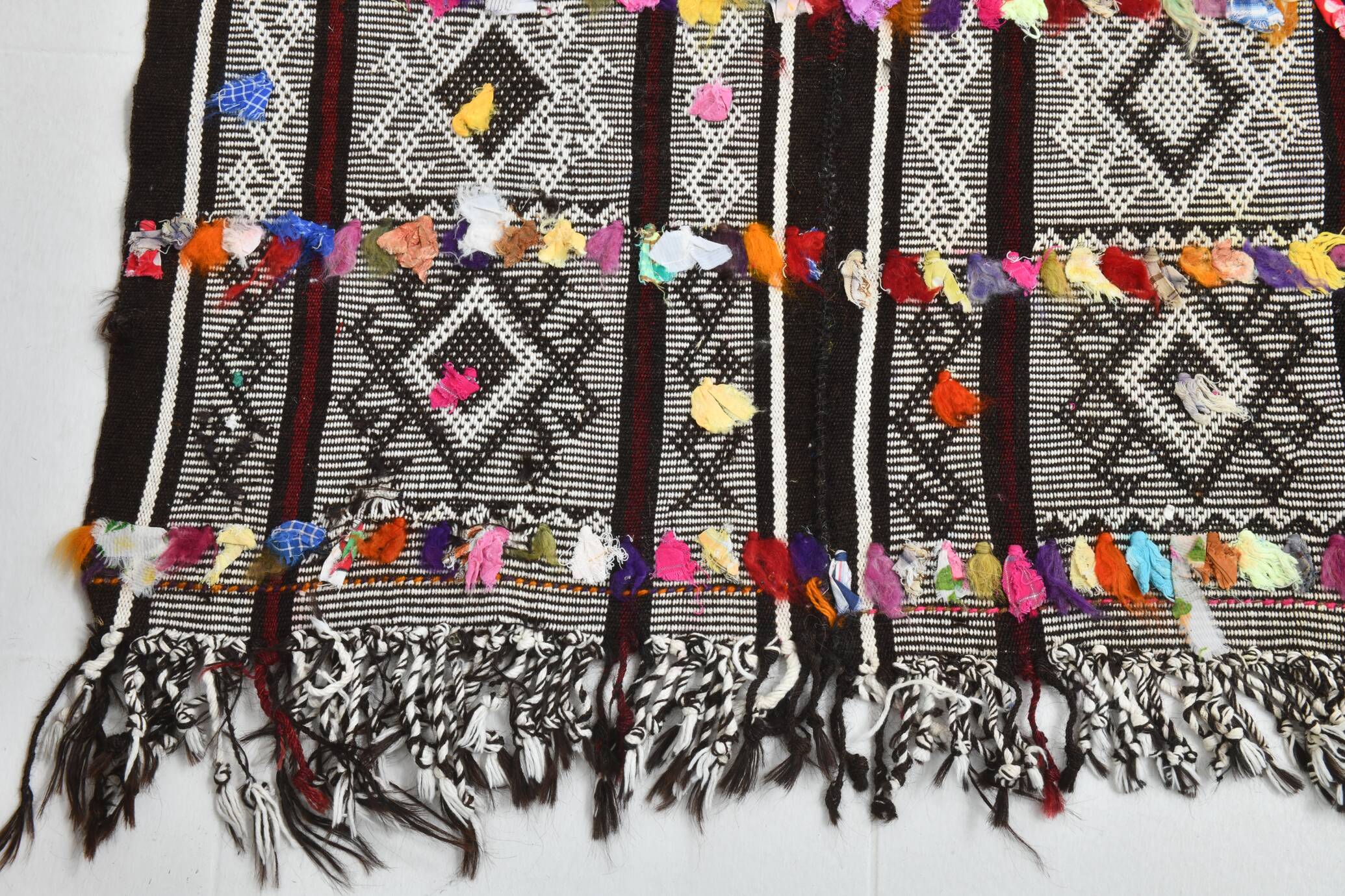 Tapis kilim turc blanc et noir