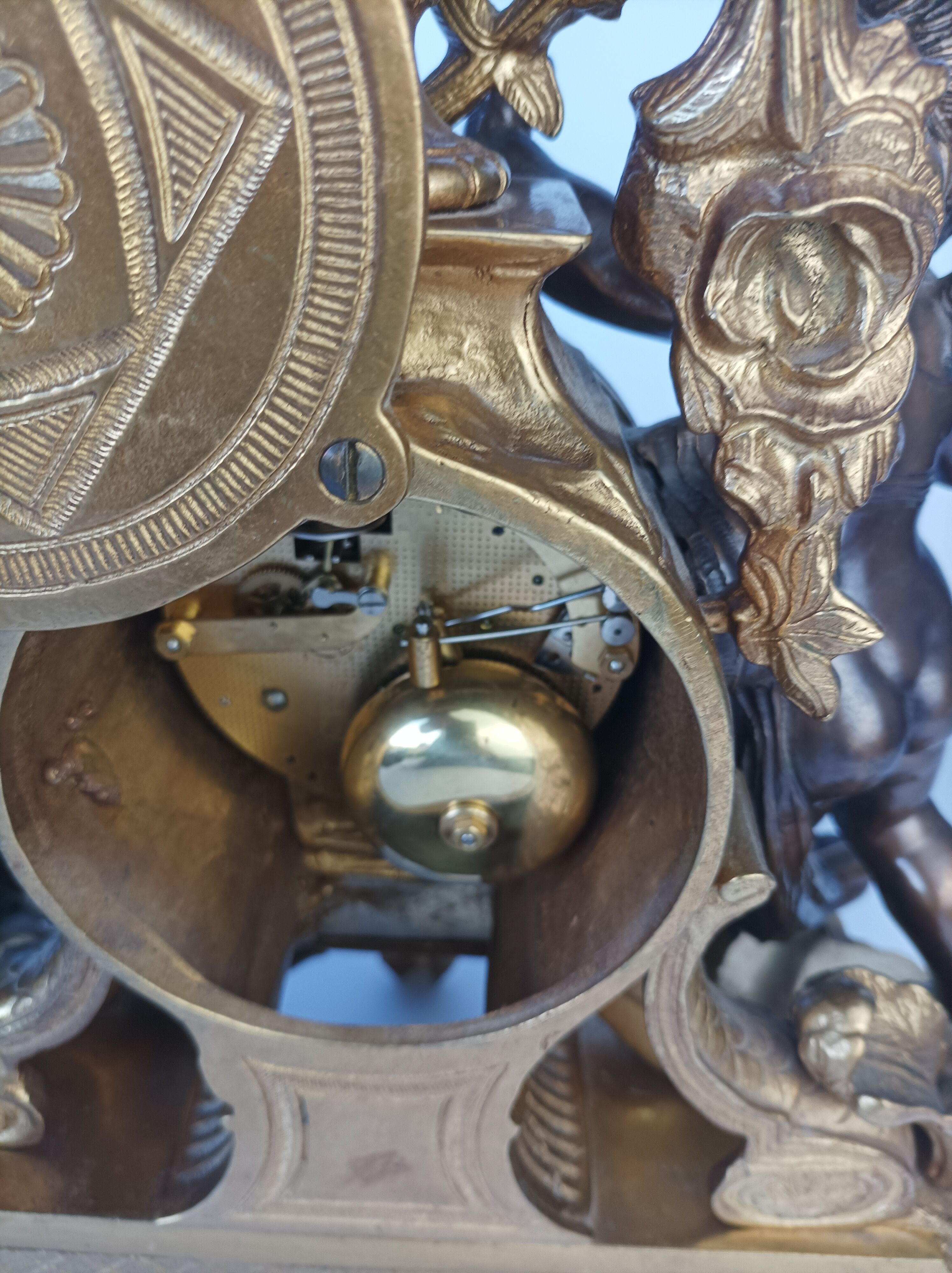 Horloge pendule Impérial en bronze doré décor angelots style Louis XVI