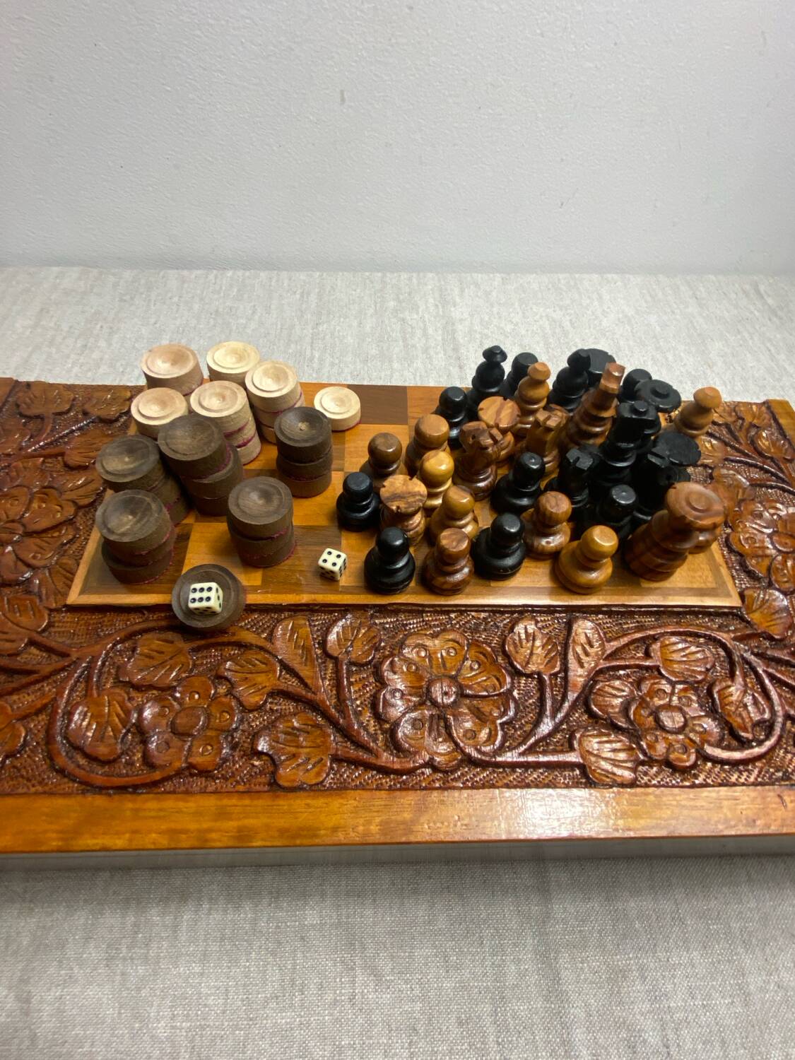 Chess and backgammon set in carved wood and marquetry
