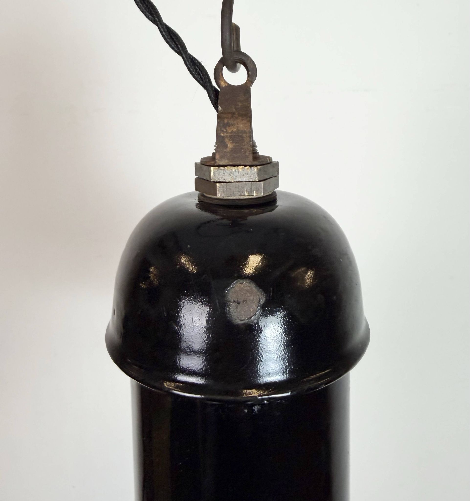 Lampe suspendue industrielle en émail noir de AEG, années 1930