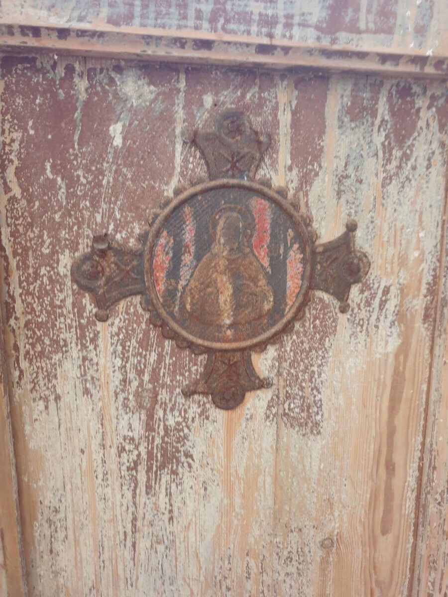 Front door of a house or building in the city centre, with a dolphin door knocker and frame + transom.