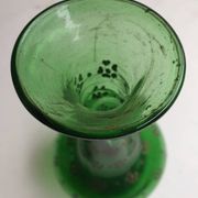 Vase en verre soufflé vert début XXème