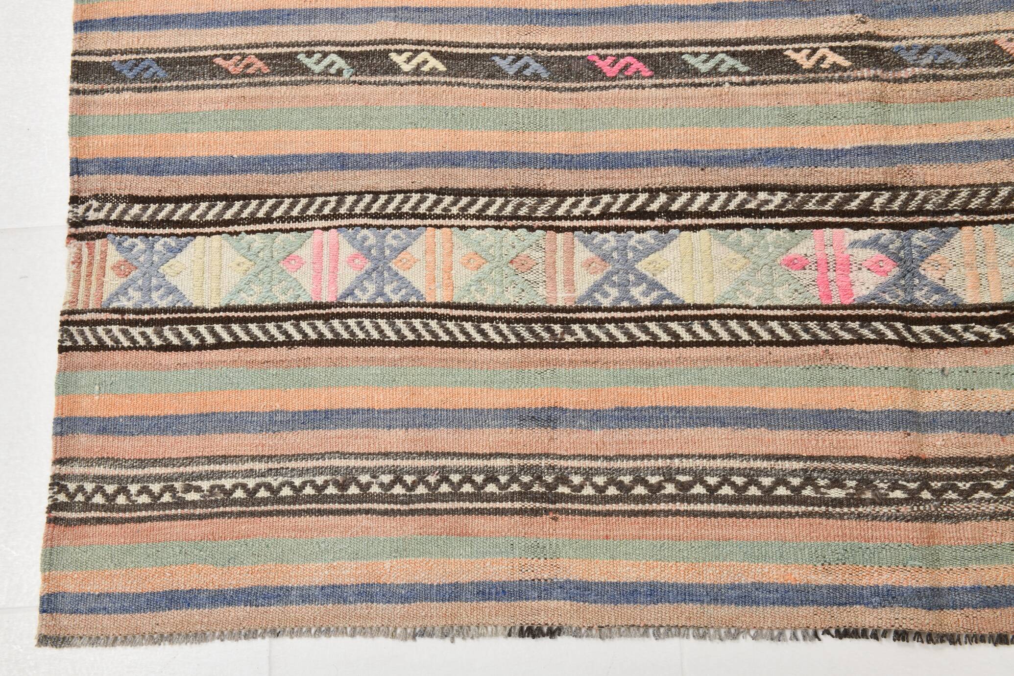Tapis Kilim Vintage Rayé Pastel, Tons Doux, Motifs Ethniques, 174x256 Cm