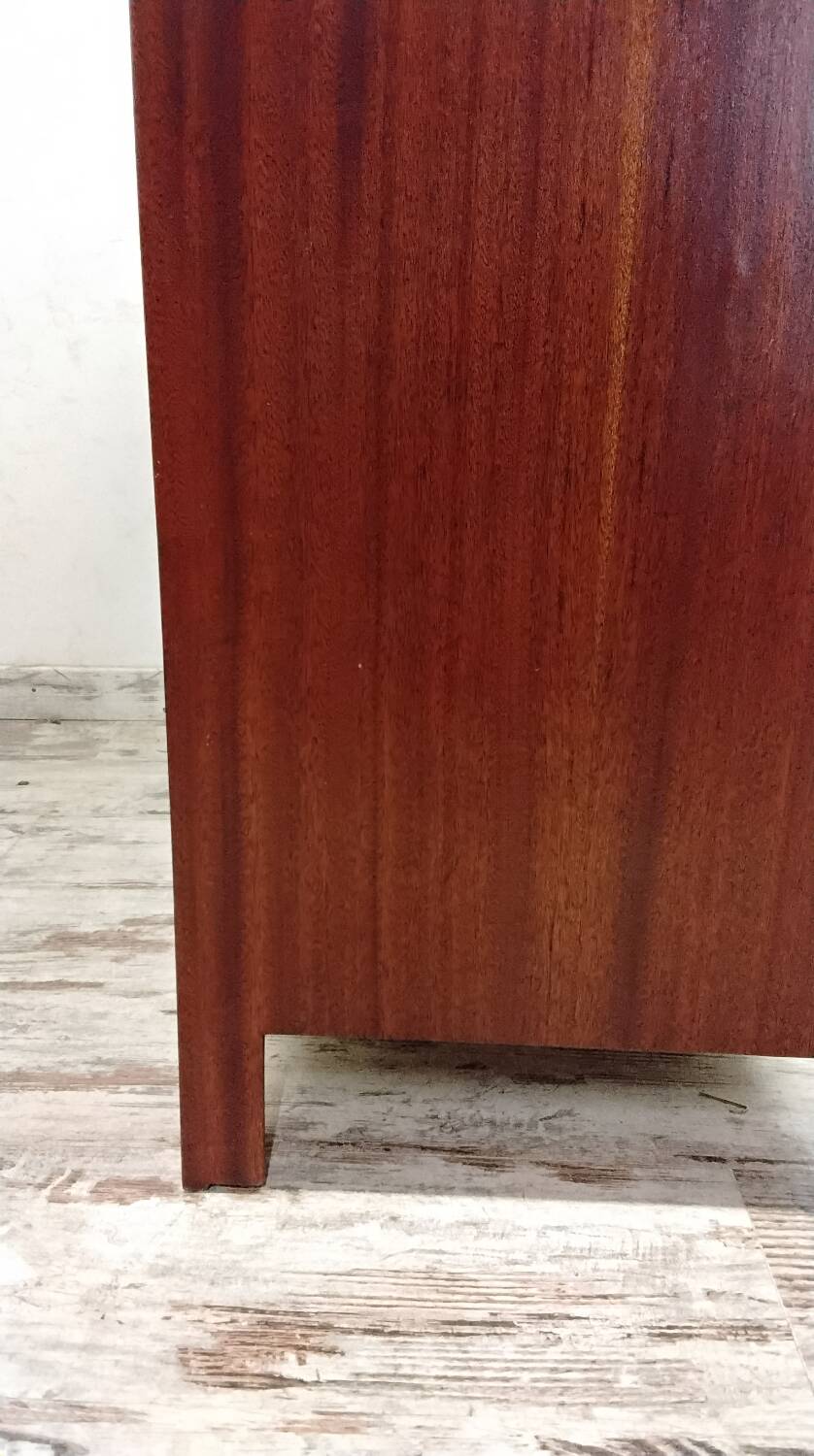 Wooden chest of drawers