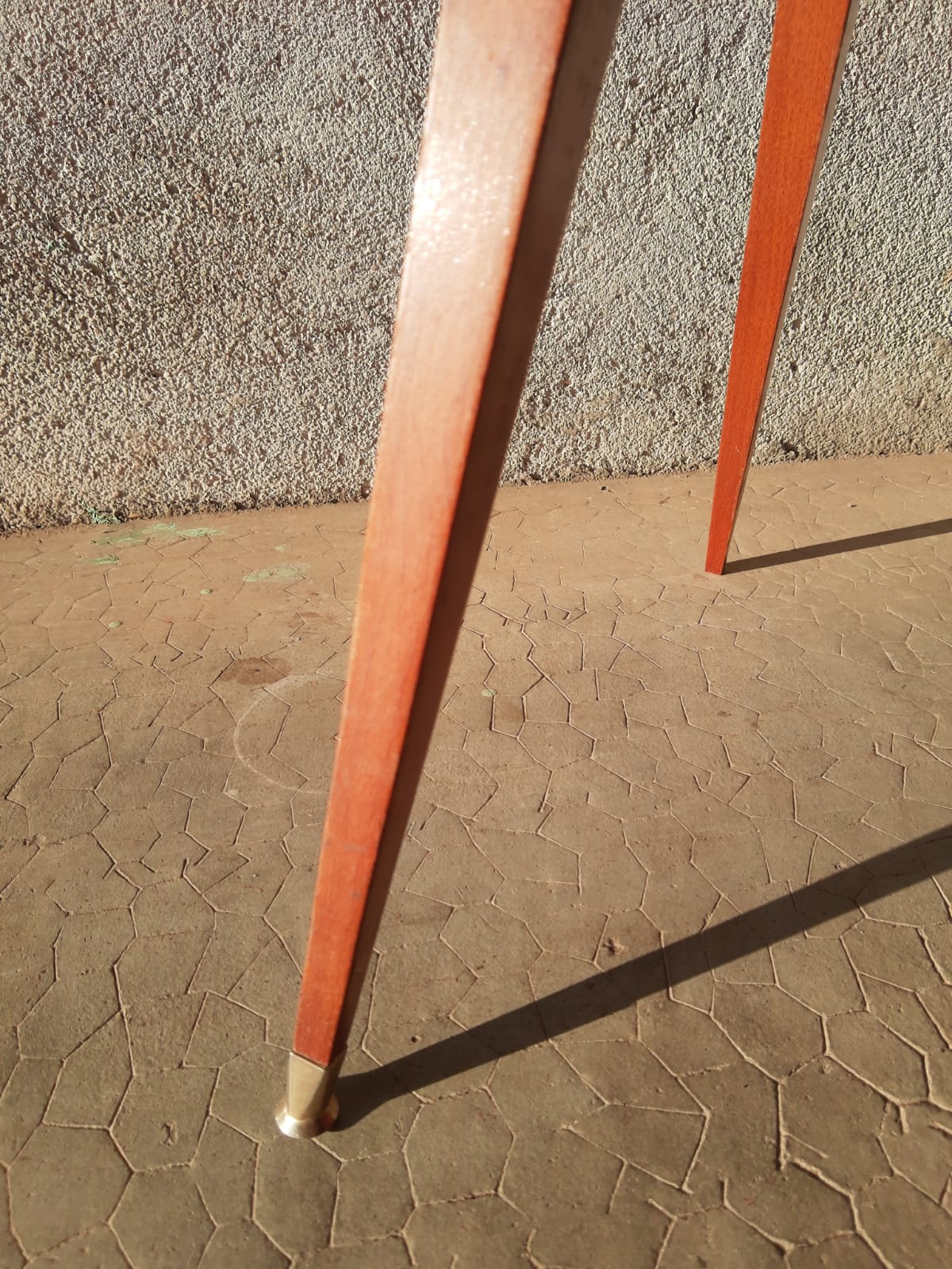 Chaise tonneau en moumoute rouge pieds compas années 60-70