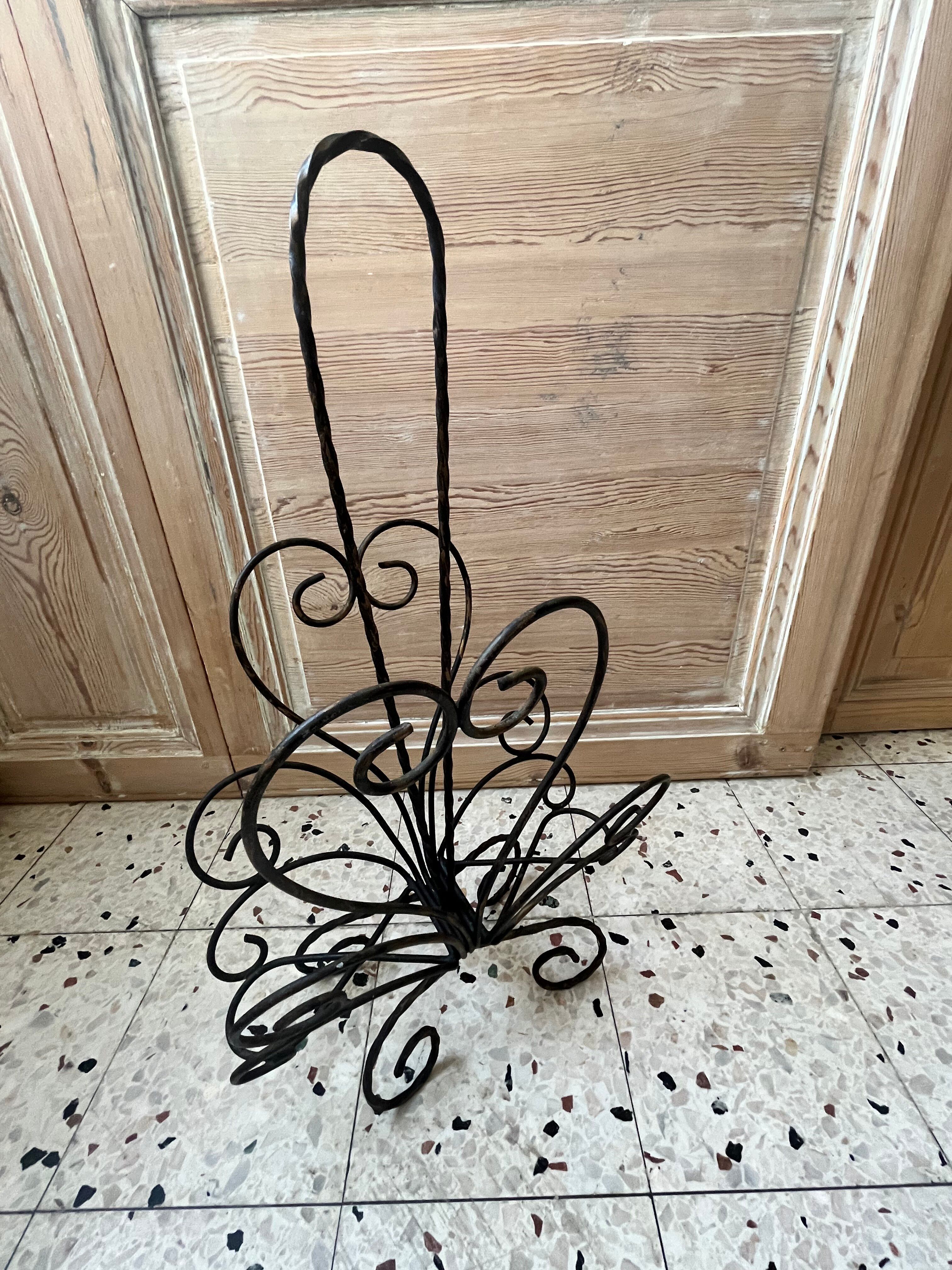 Porte revue en fer forgé
