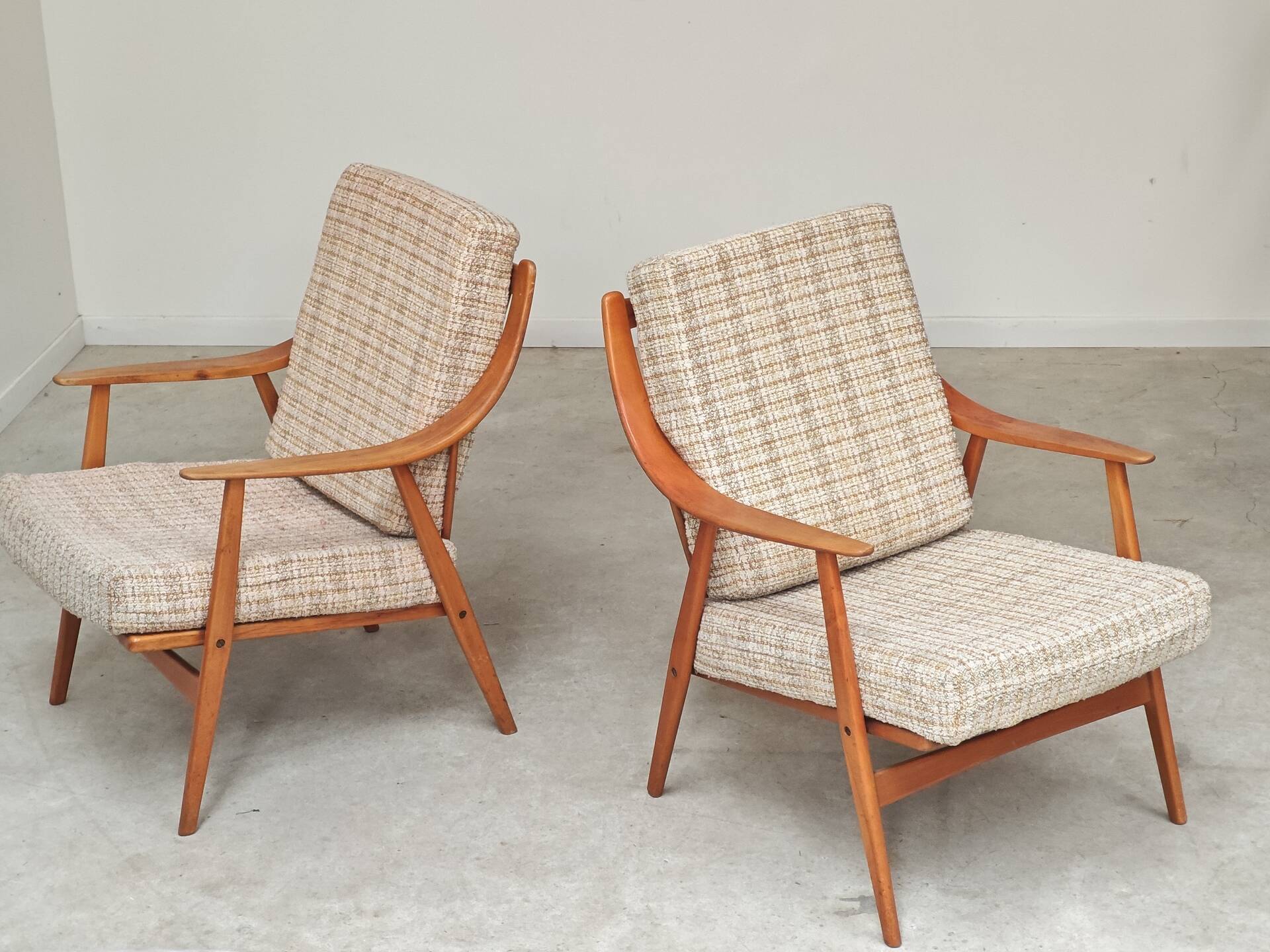 Pair of Boomerang-style armchairs in ecru beige fabric, 1960s.