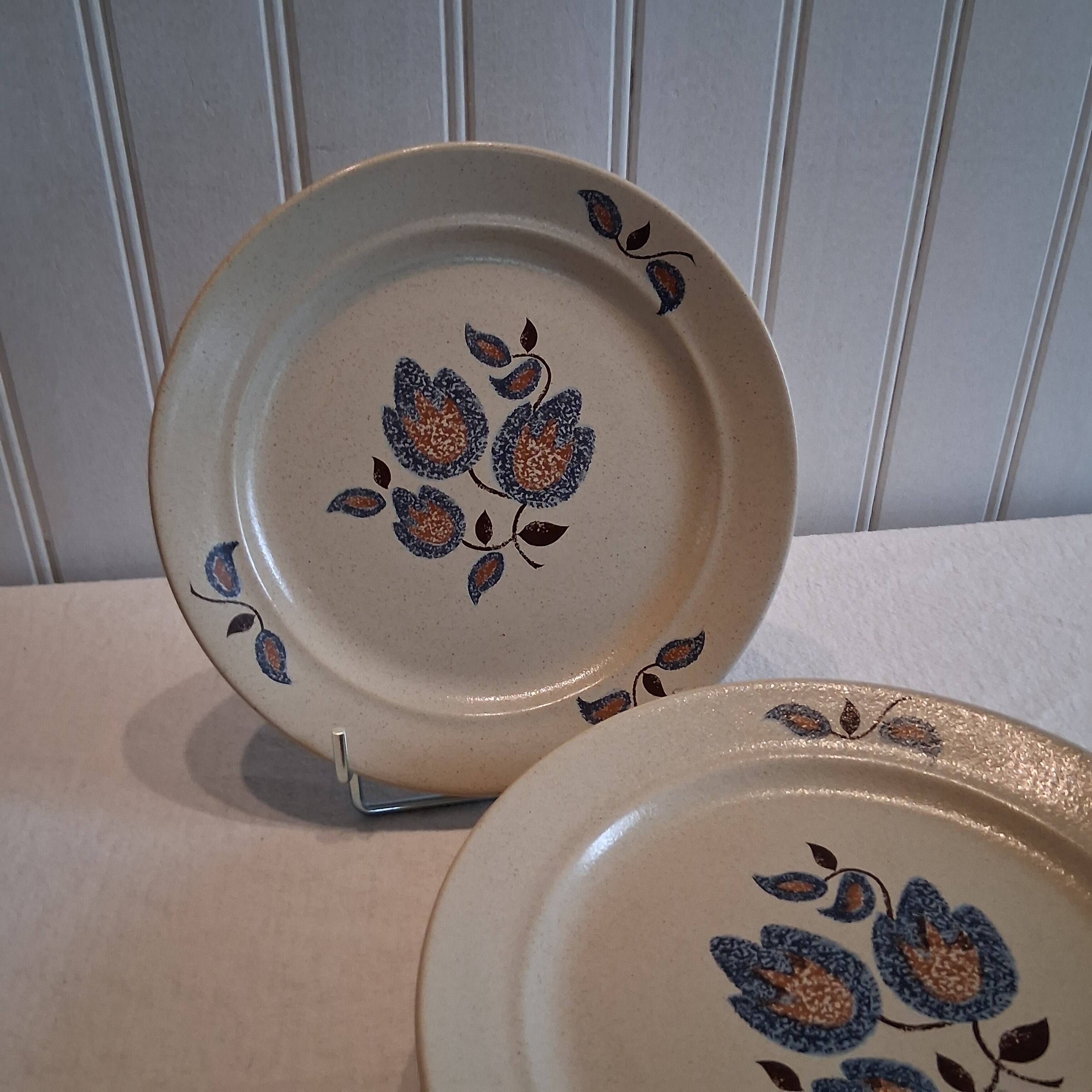 Set of 8 flat plates from St Amand model "Sologne" in good condition.