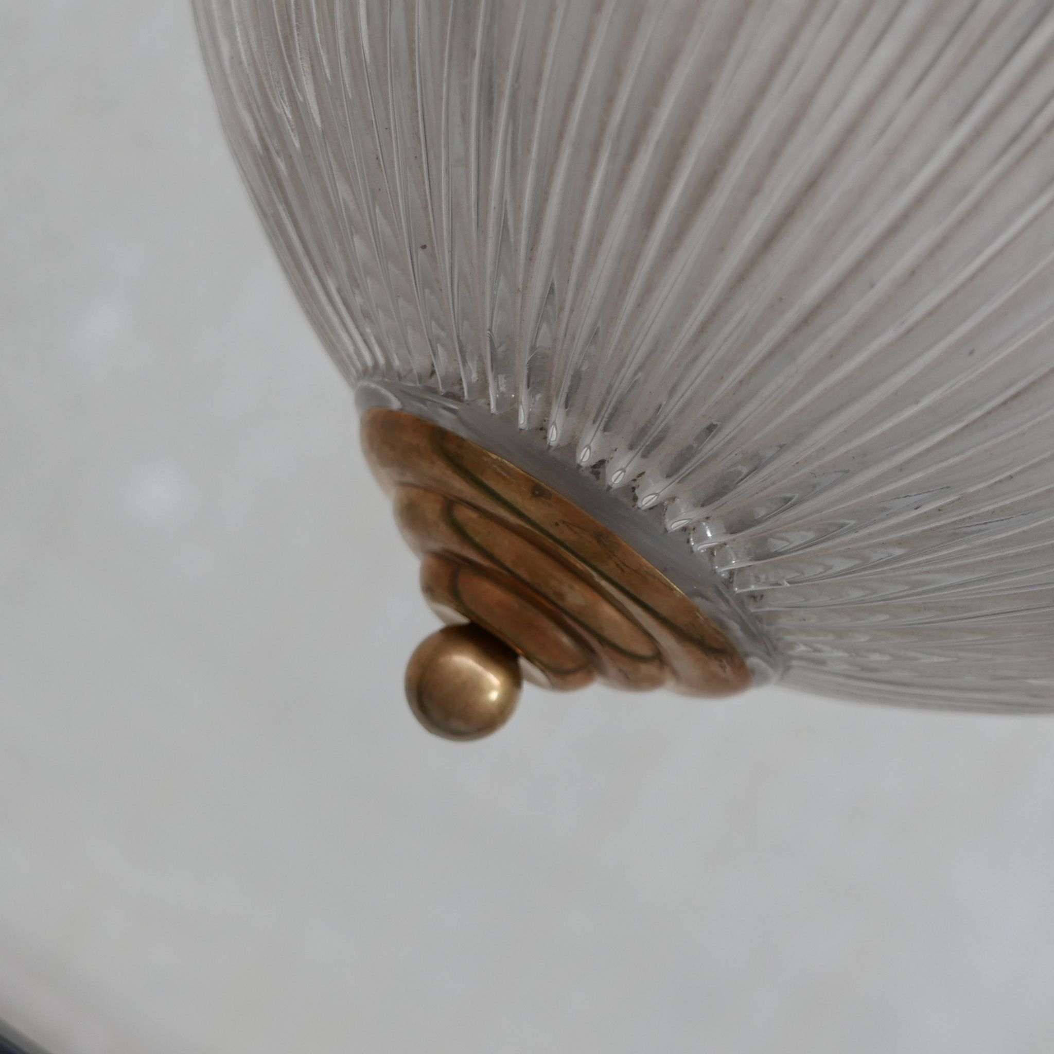 Suspension en laiton et en verre de style holophane du milieu du siècle