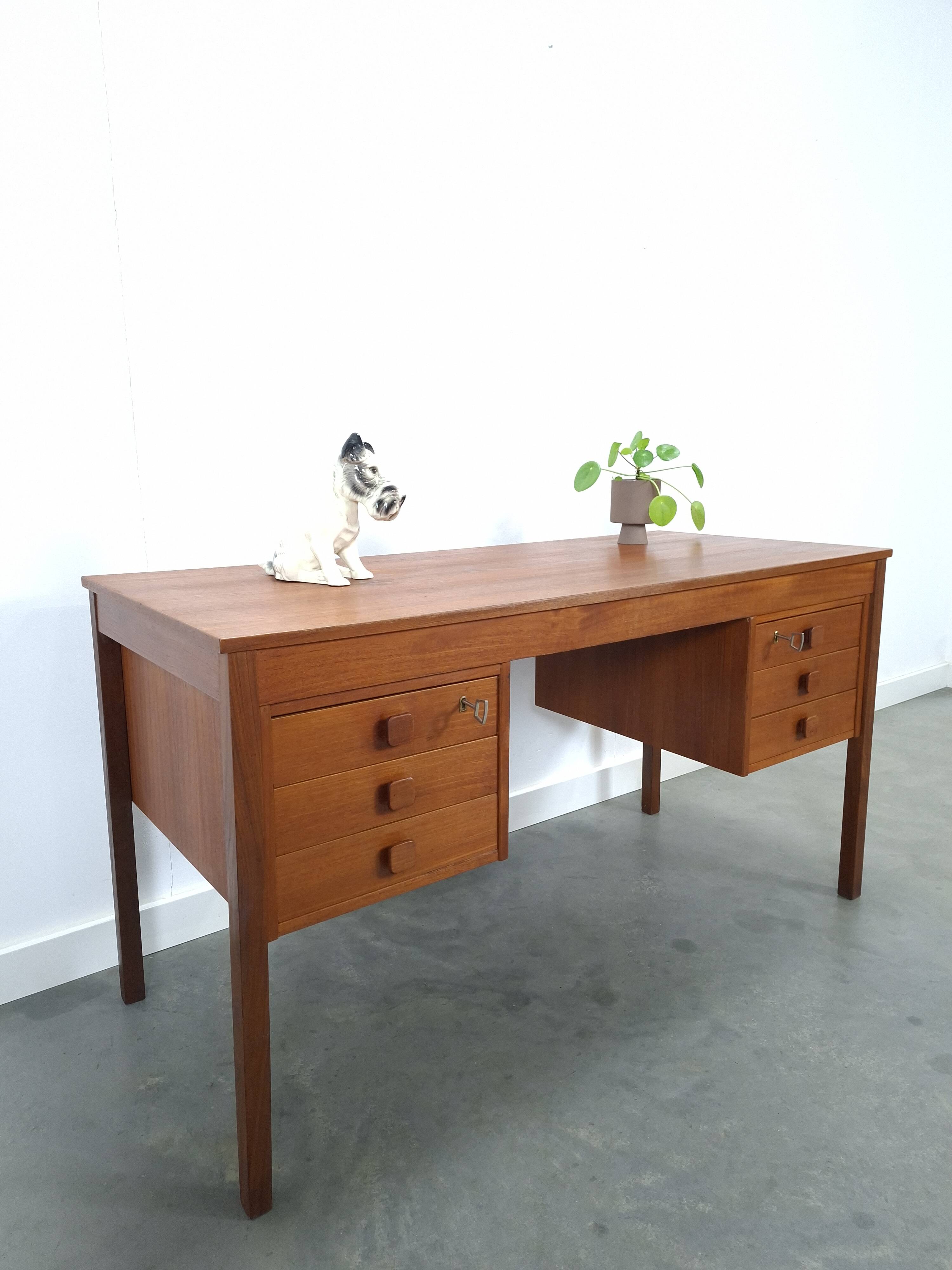 Teak vrijstaand bureau met lade uit Denemarken