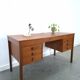 Teak vrijstaand bureau met lade uit Denemarken