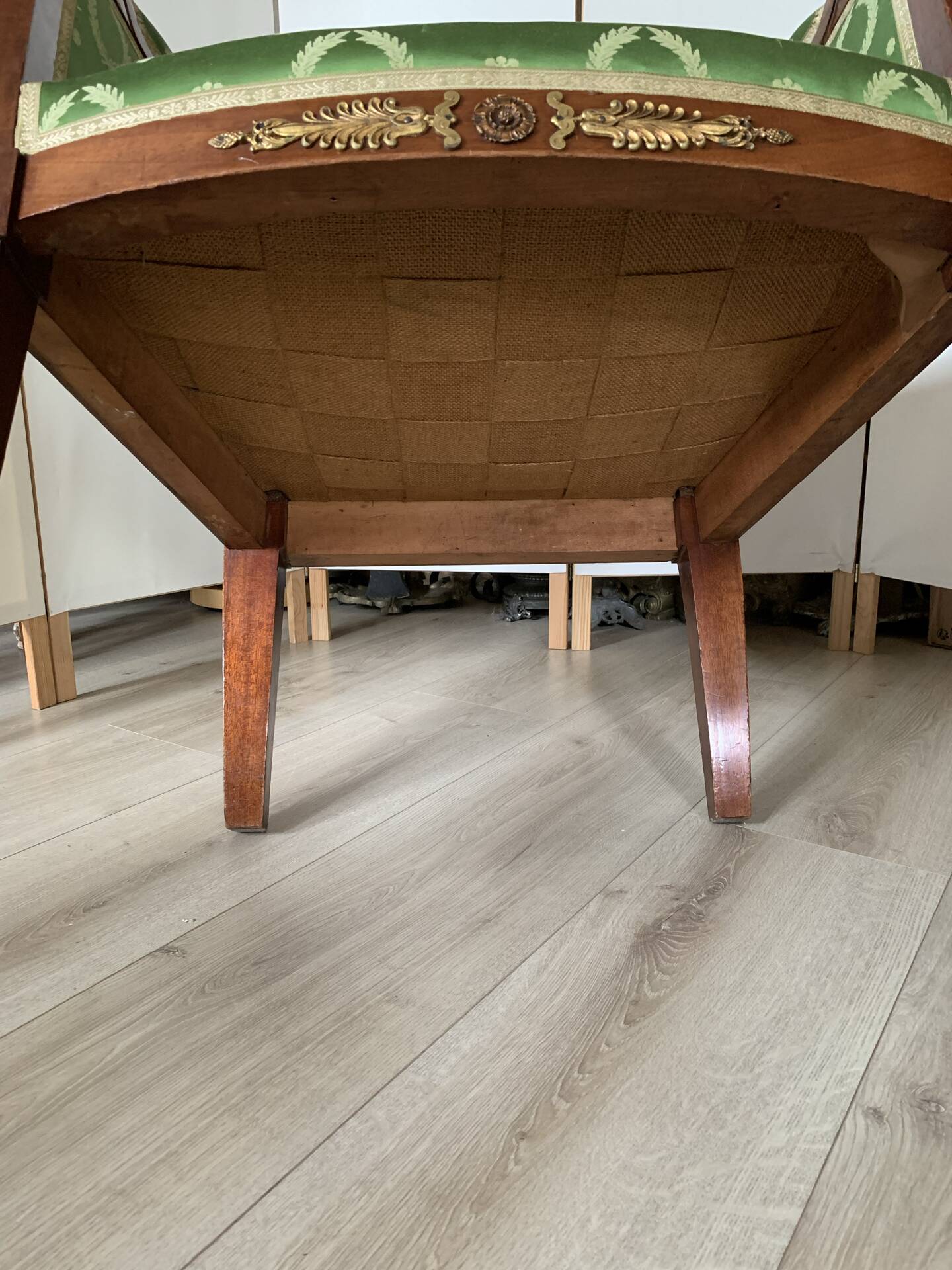 Fauteuil de style Empire en bois et tissu vert