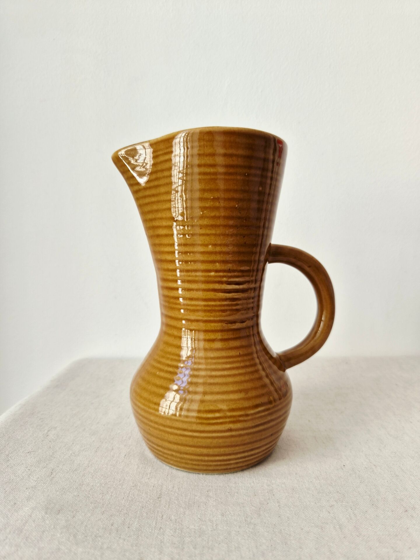 Pichet, carafe Digoin en grès émaillé miel, 1950-60