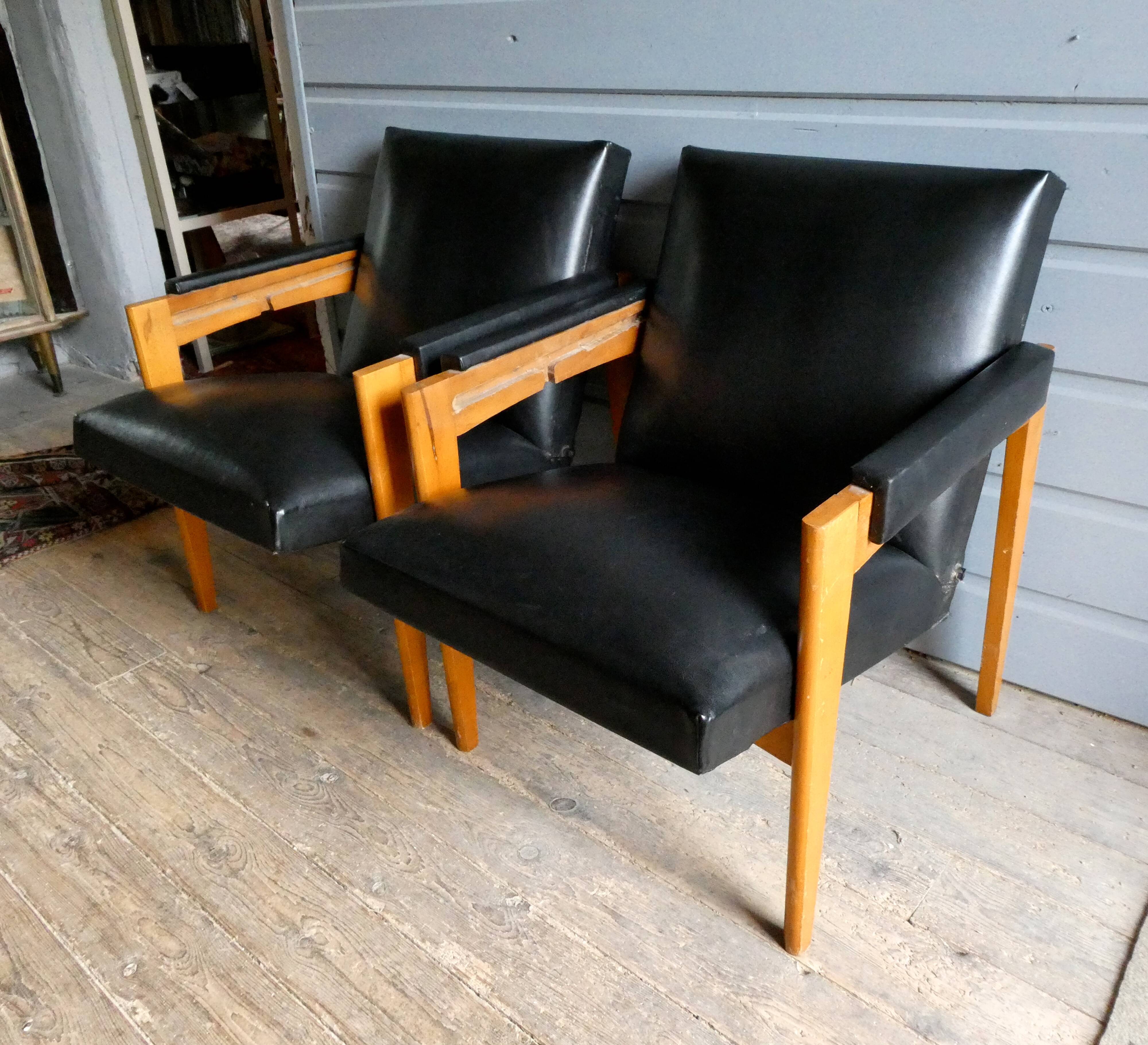 Paire de fauteuils à système en skaï noir, années 50