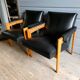Paire de fauteuils à système en skaï noir, années 50