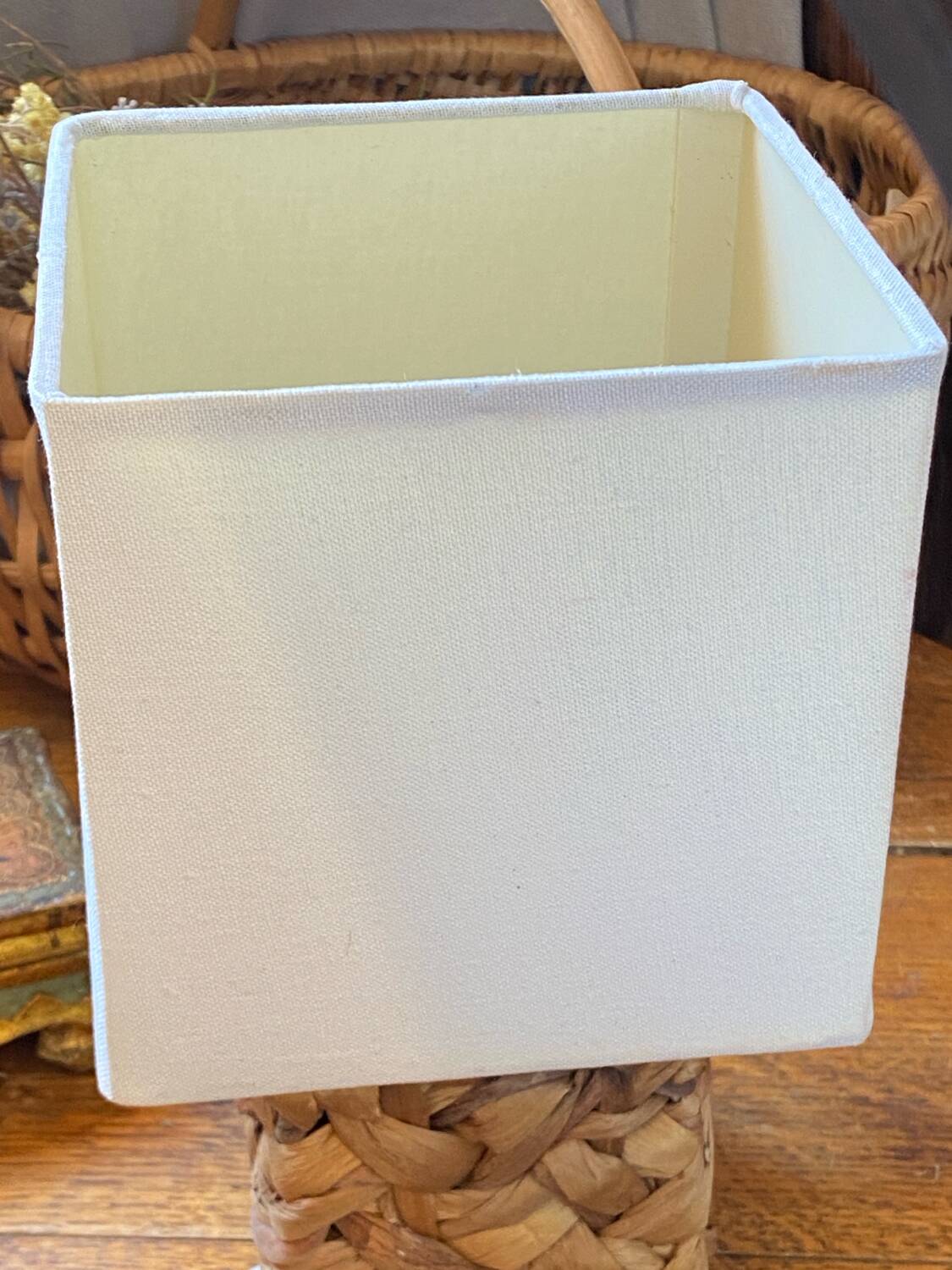 Lamp, natural weaving in water hyacinth fibre.