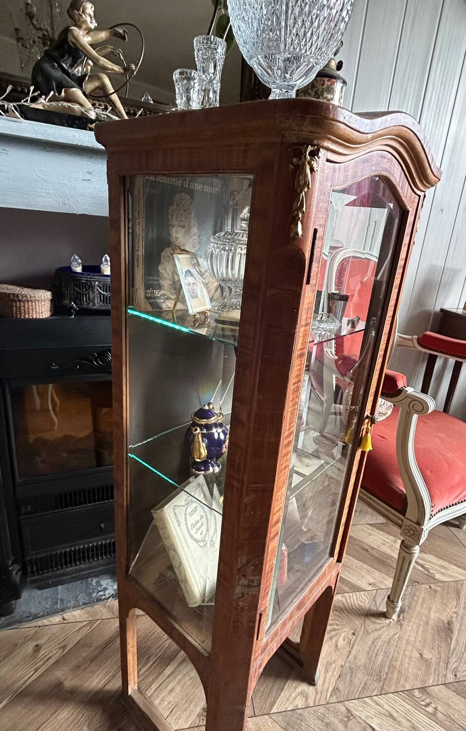 Petite vitrine Louis XVI en marqueterie