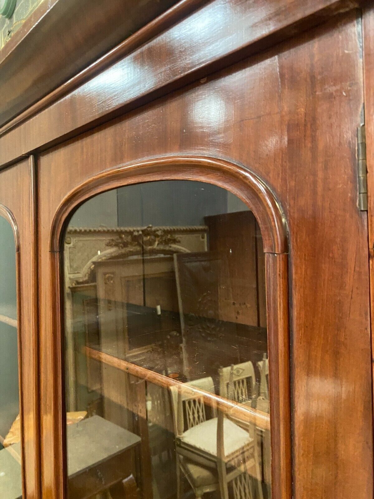 English showcase in two mahogany bodies and 19th century veneer