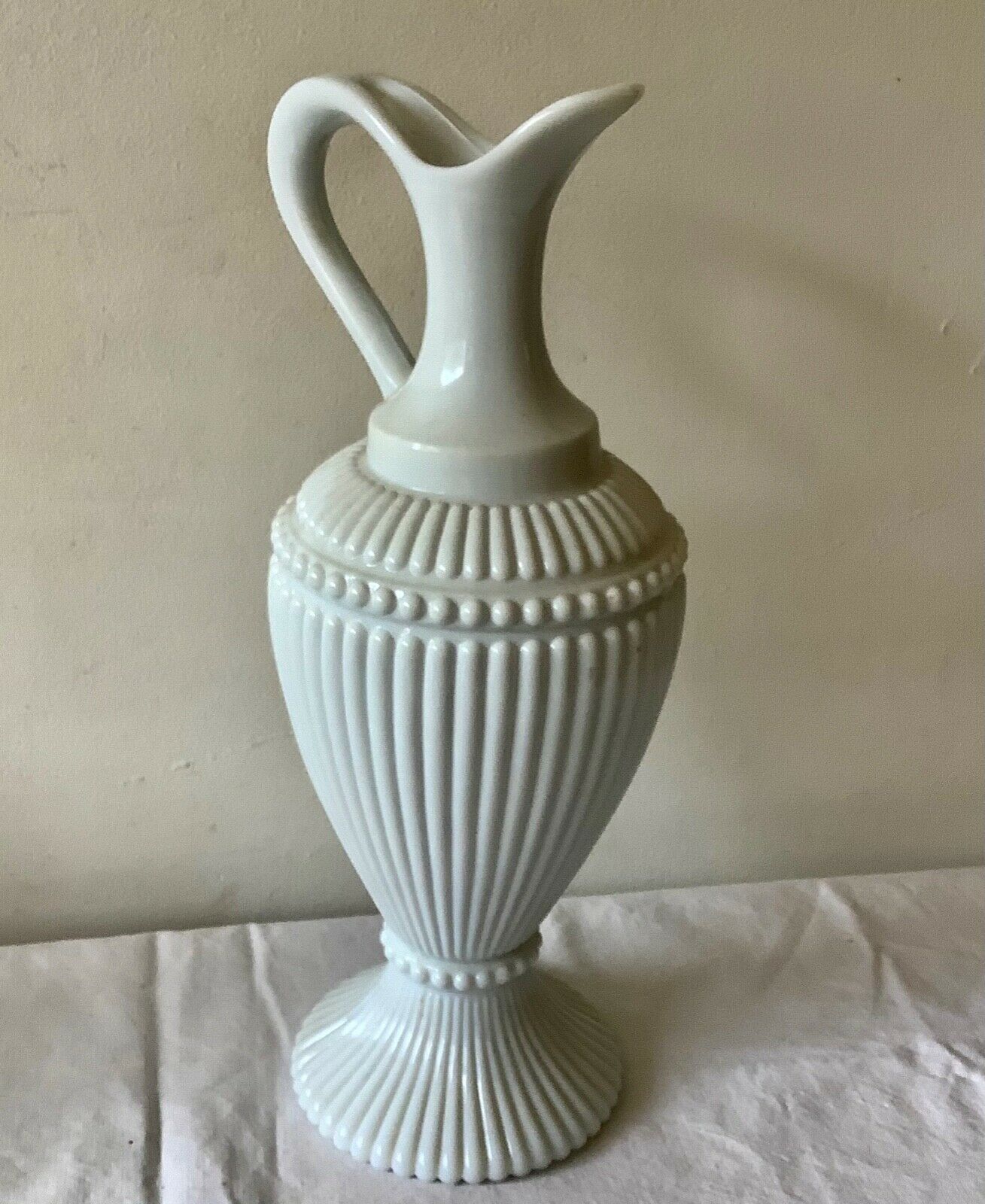 Carafe vase en opaline blanche