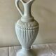 Carafe vase en opaline blanche