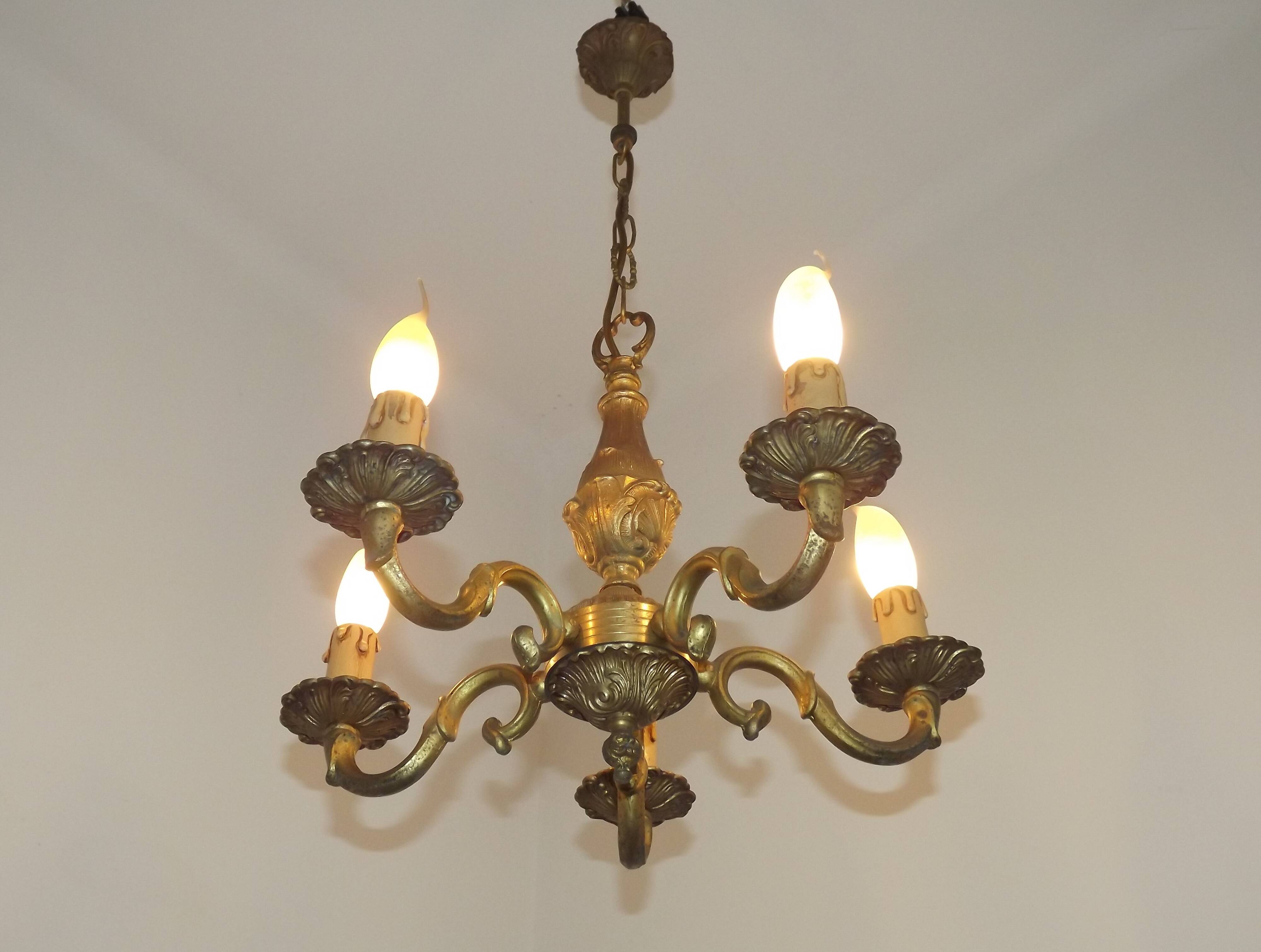 Lustre traditionnel français vintage en bronze à 5 lumières, datant du milieu du siècle dernier 5489