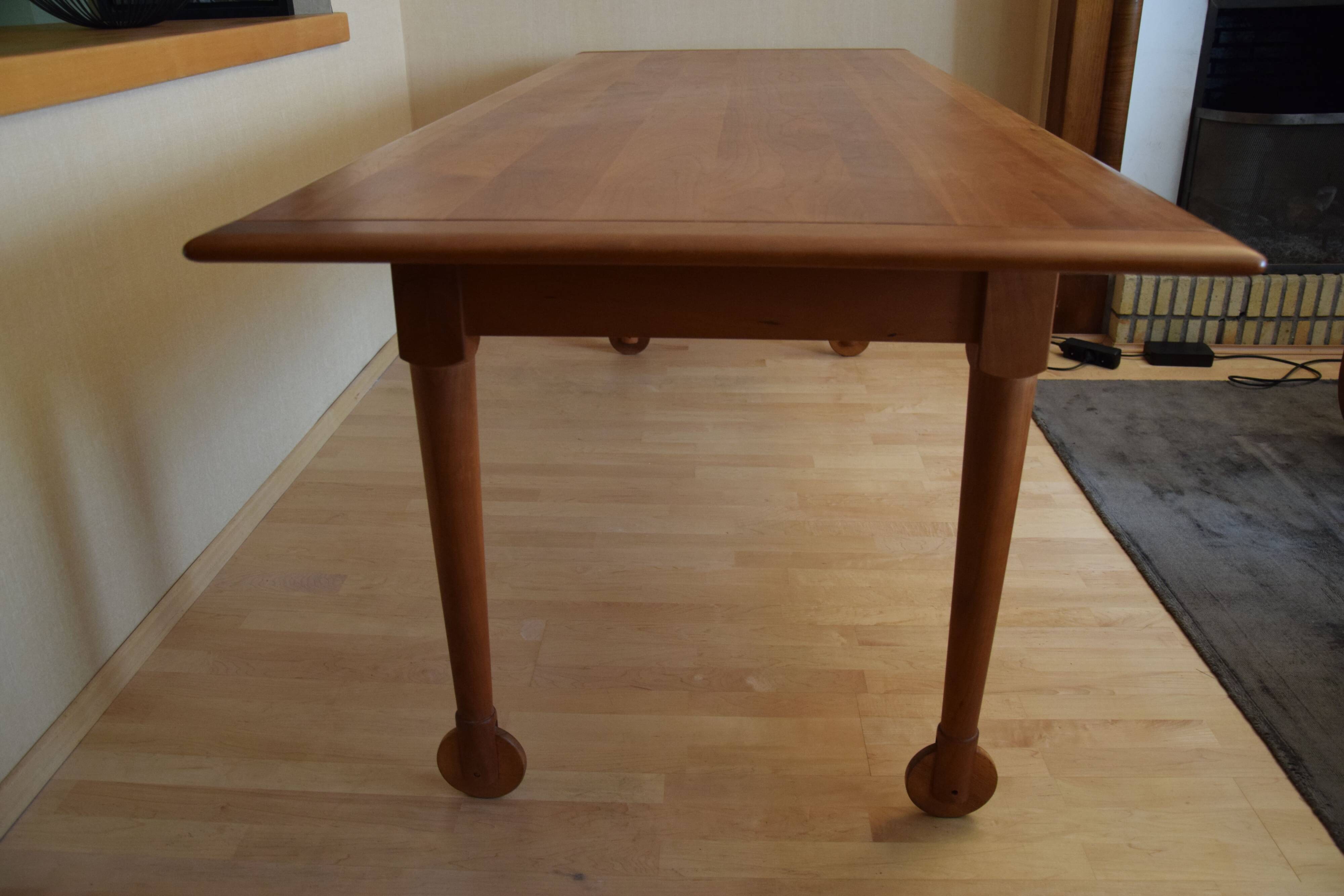 Table à manger en merisier massif style Shaker