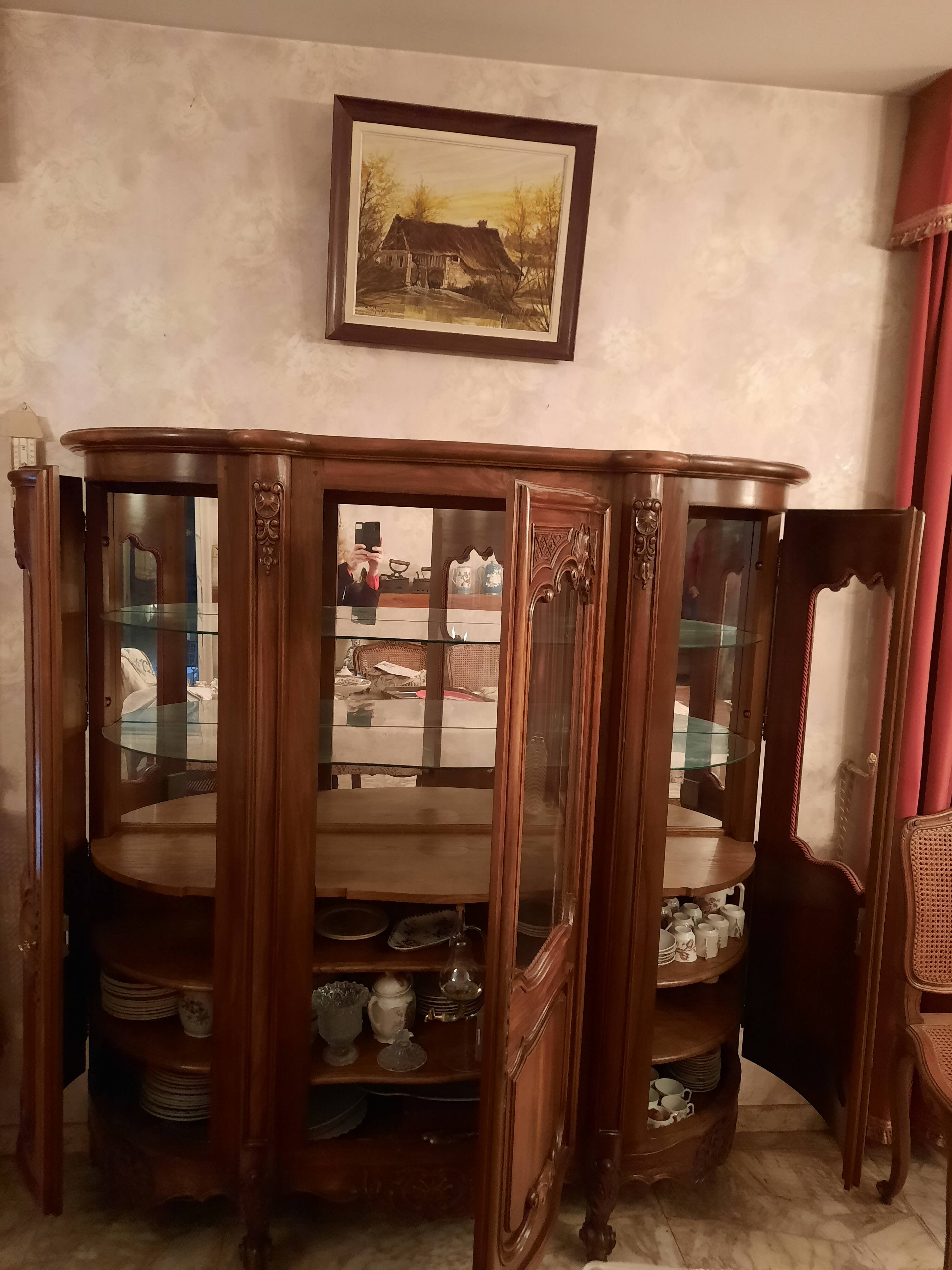 Argentier trois portes dont 2 arrondies, style régence.