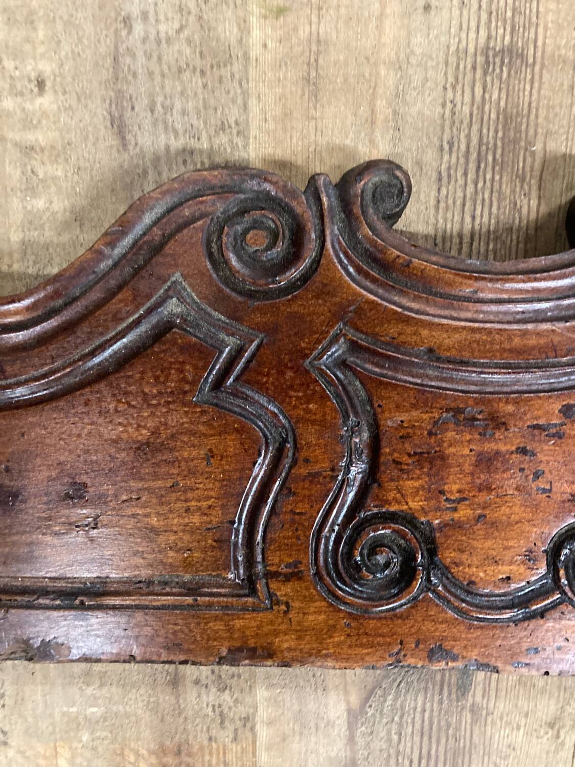 Corniche fronton en bas relief en bois