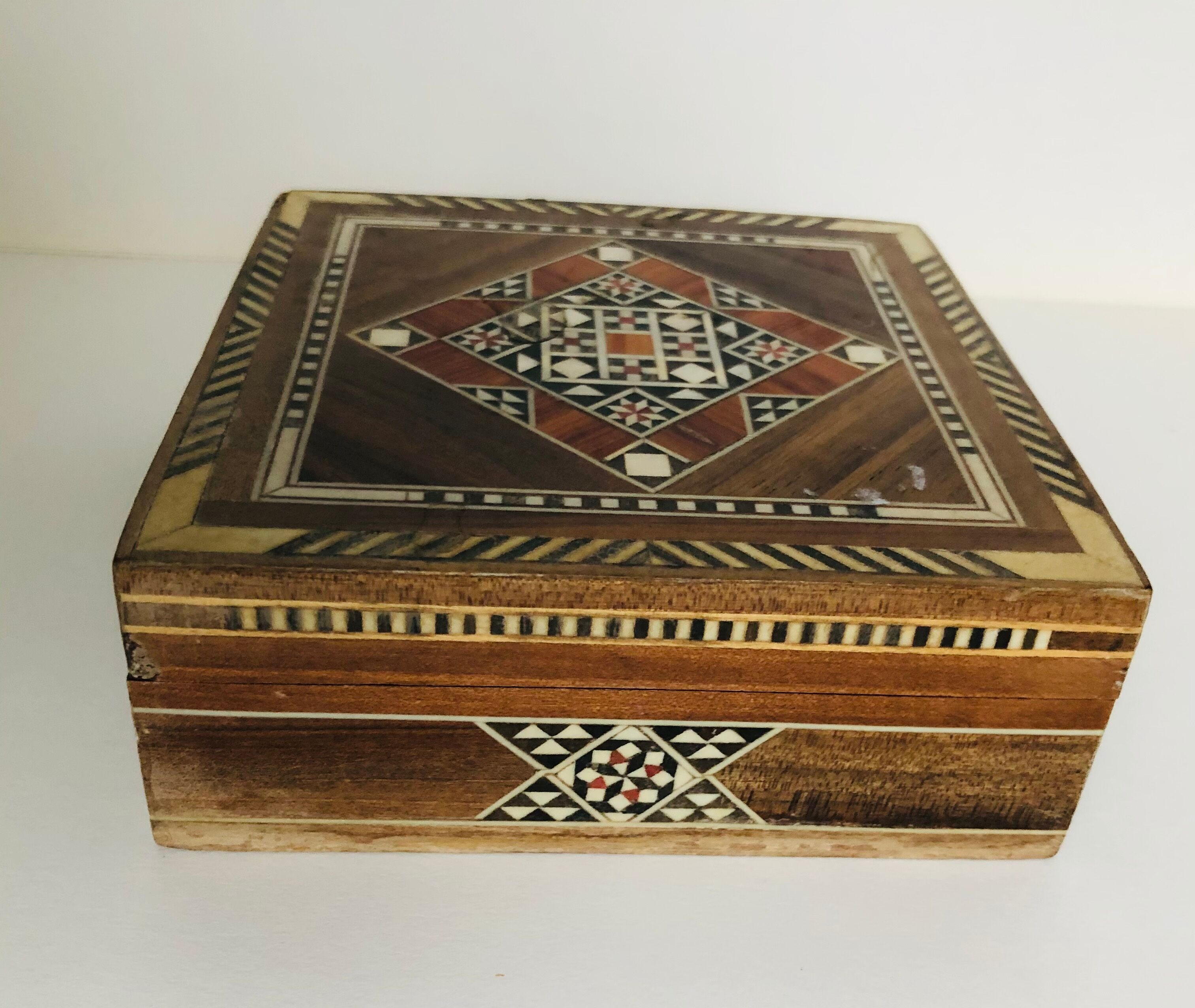 Jewelry box in wooden marquetry