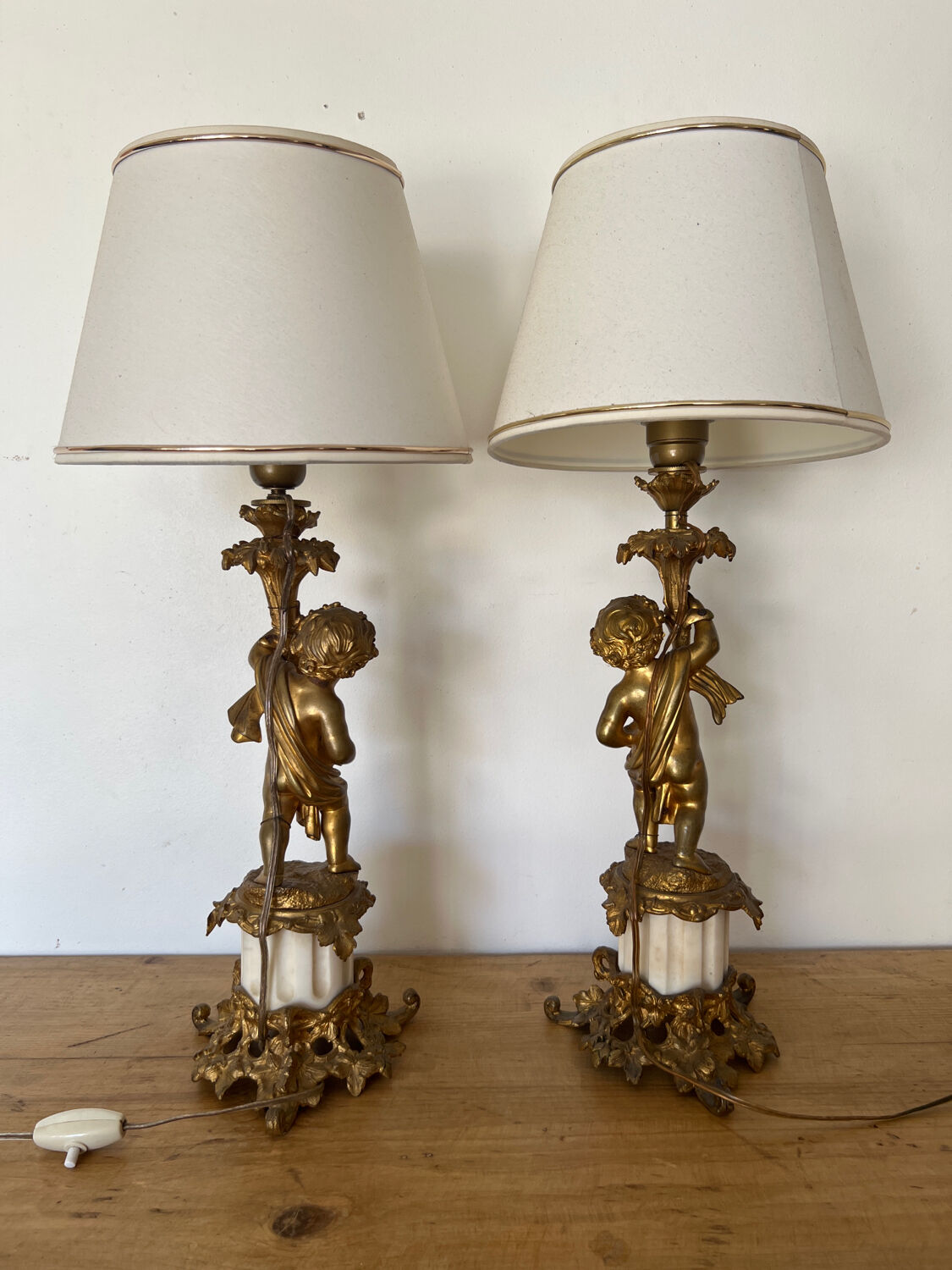 Pair of bronze lamps with puttis