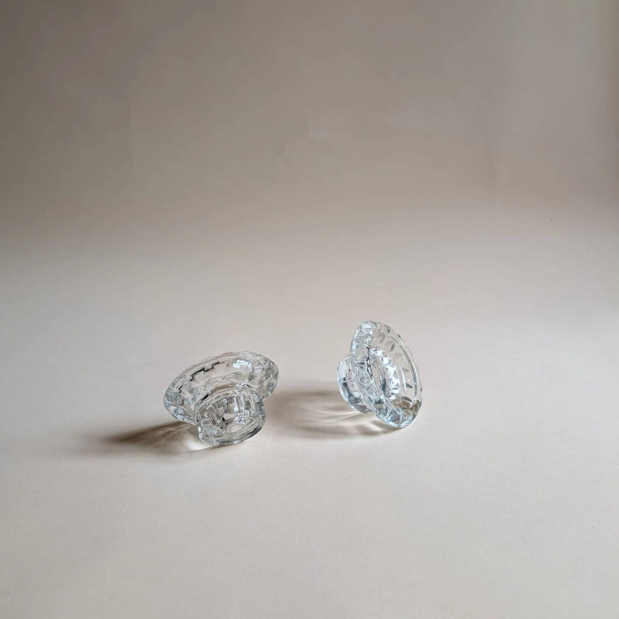 Paire de bougeoirs en verre ciselé, pied octogonal